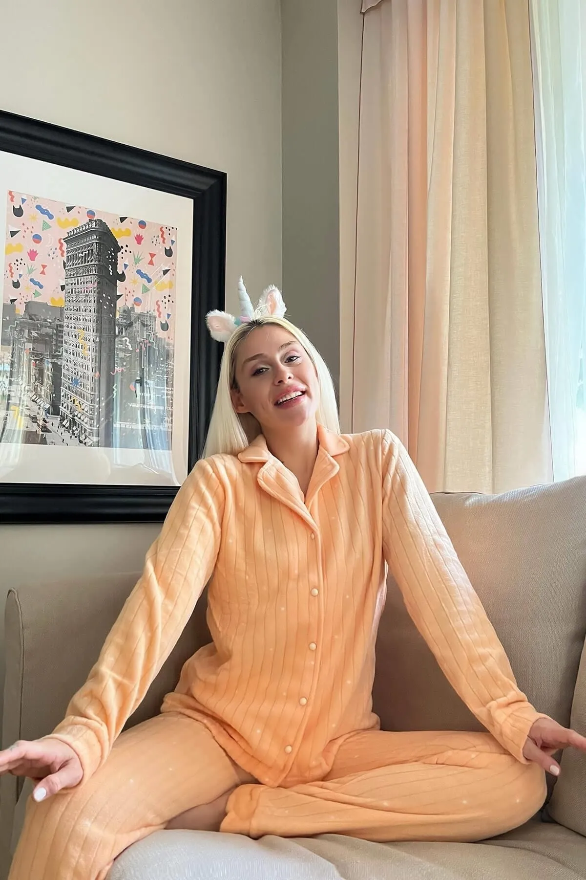 Pijamaevi  Orangefarbenes, gepunktetes Pyjama-Set aus Plüsch-Fleece mit Knöpfen vorne