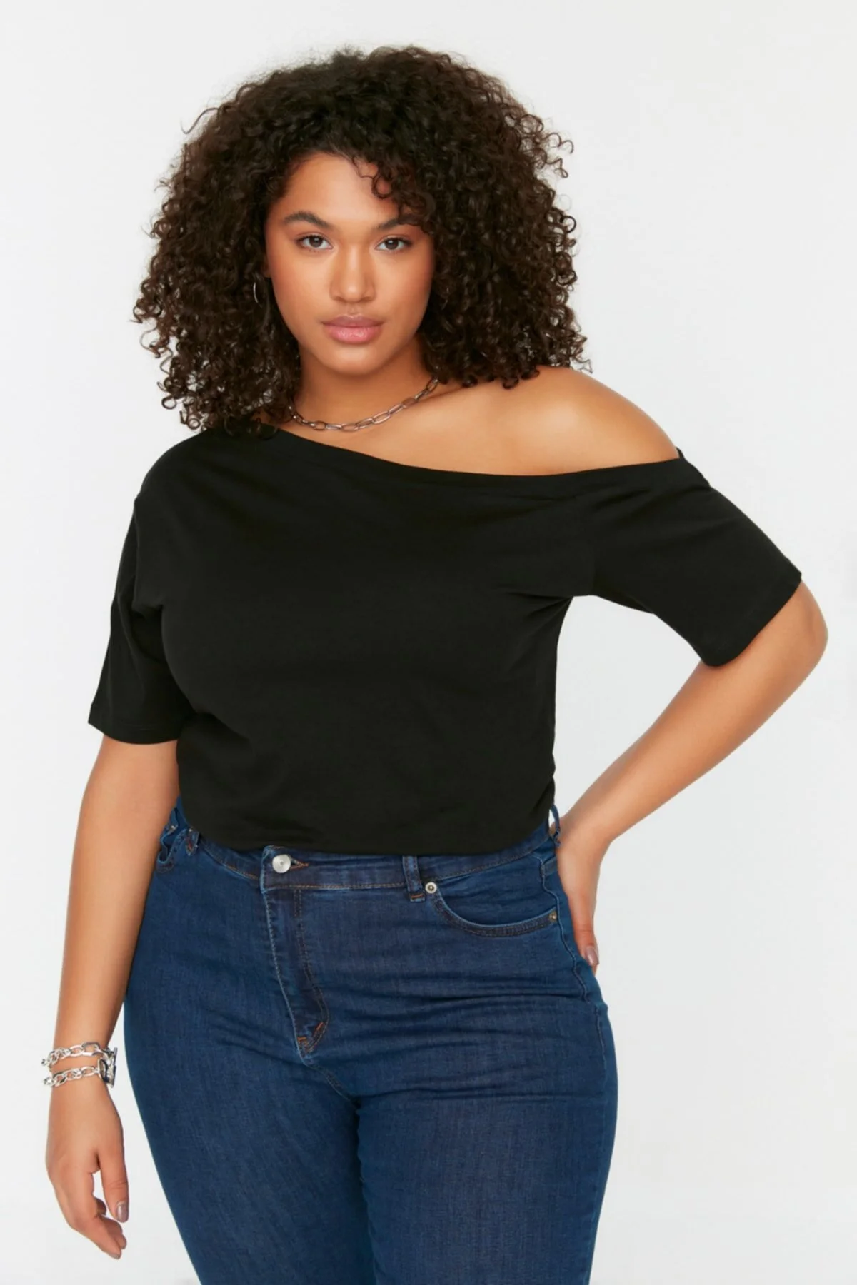 Trendyol Curve  Schwarze, schulterfreie, detaillierte Strickbluse TBSSS22AF0052