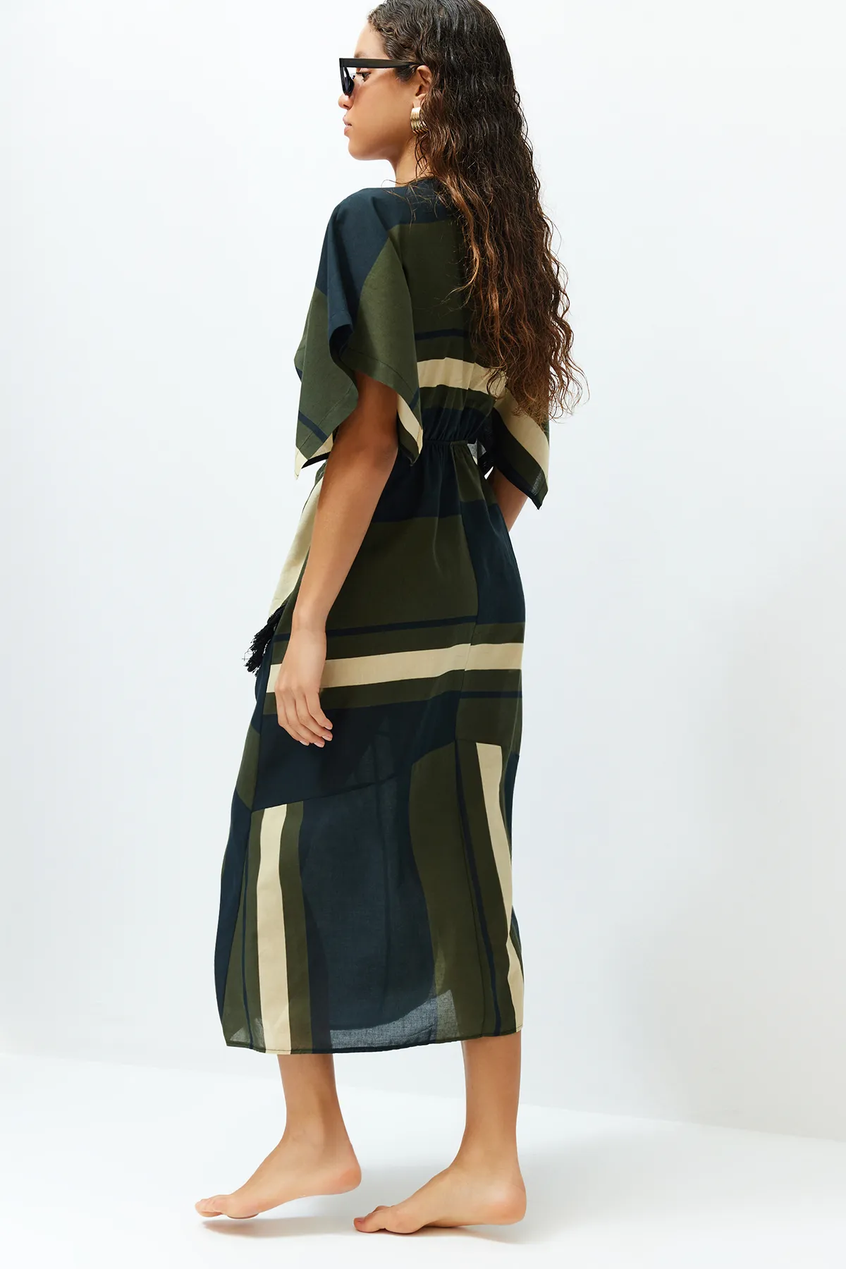 Trendyol Collection  Gestreiftes Midi-Strandkleid aus 100 % Baumwolle mit gewebtem Cut-Out/Fenster und weitem Schnitt TBESS24EL00032