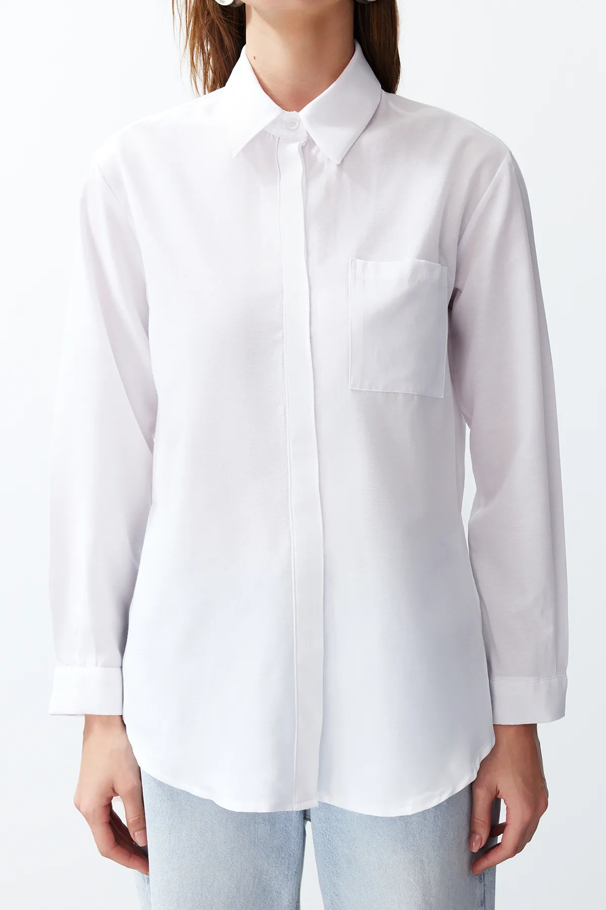 Trendyol Collection  Ecrufarbenes, gewebtes Oversize-Hemd – Taschen, weite Passform TWOSS24GO00129