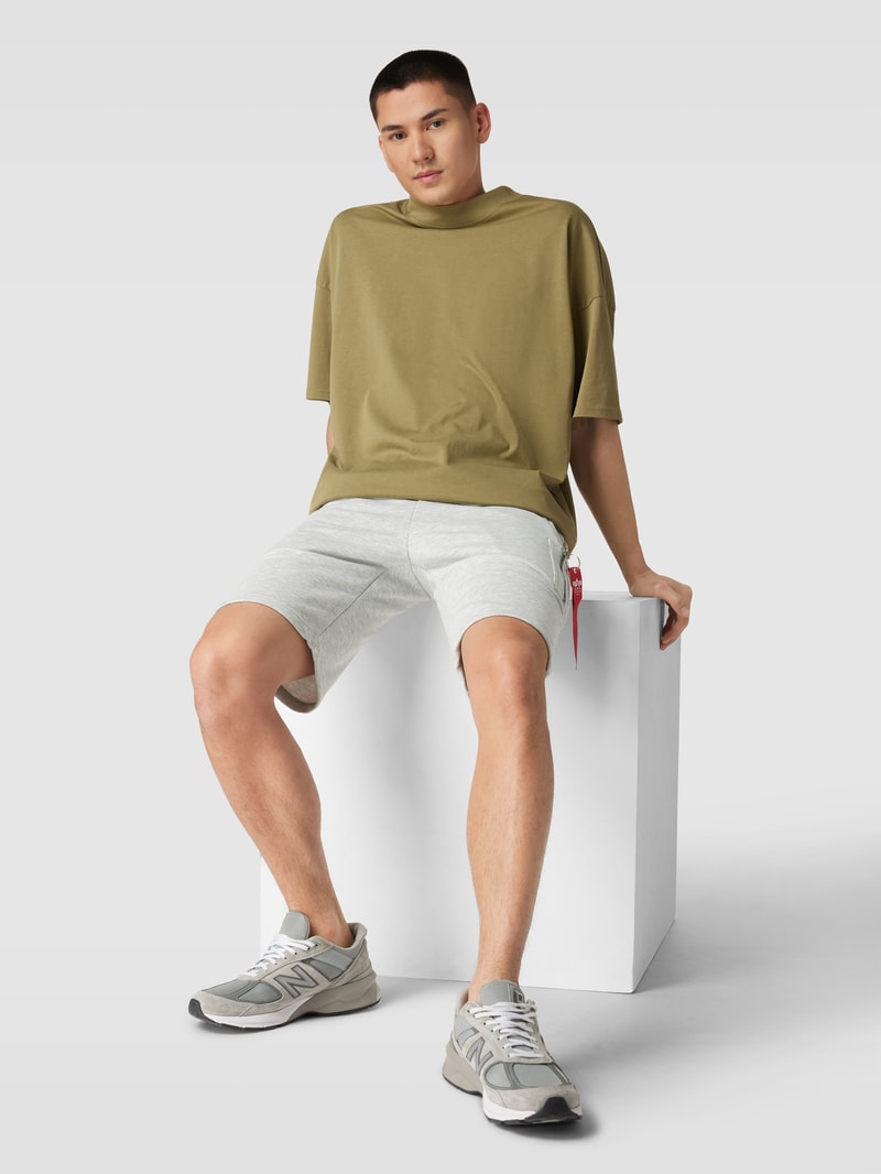 Shorts mit Label-Details in hellgrau meliert