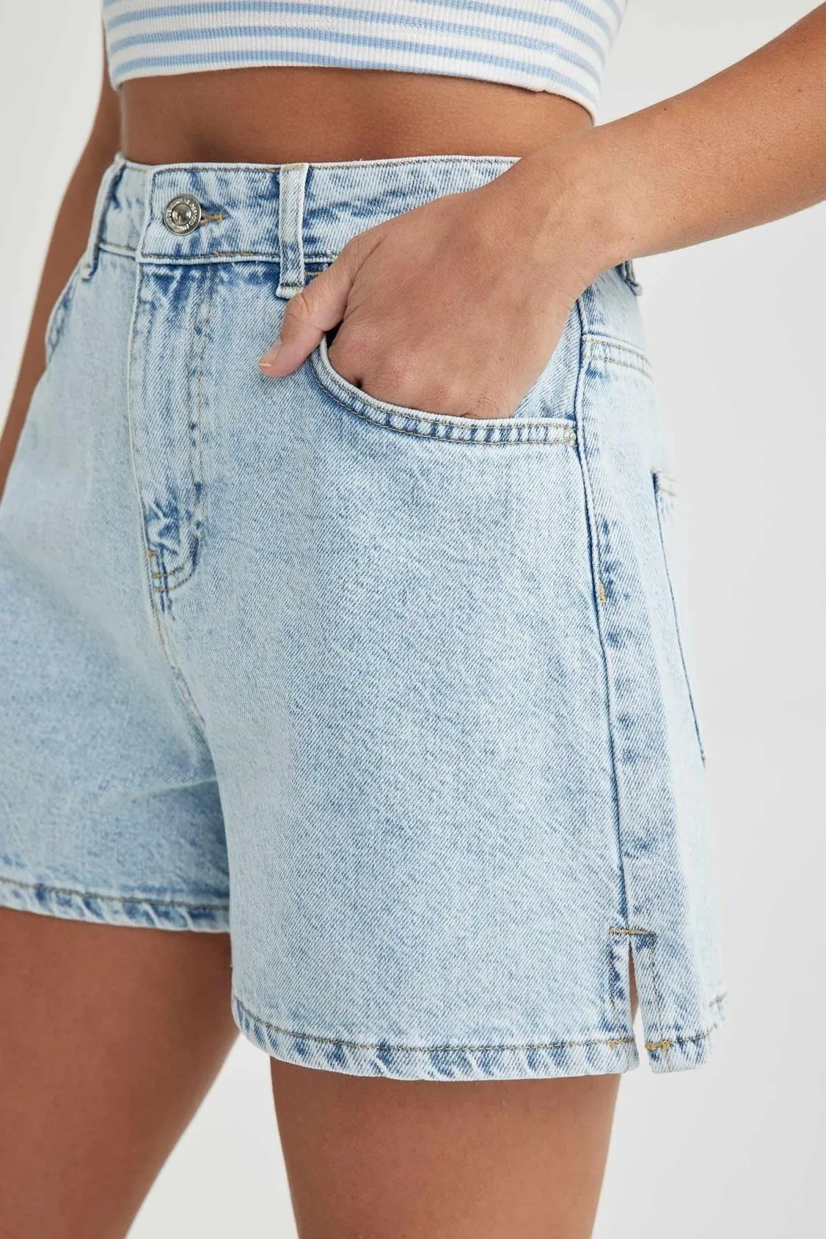 DeFacto  Jeansshorts mit hoher Taille im Mom-Fit aus 100 % Baumwolle A2628ax23sm