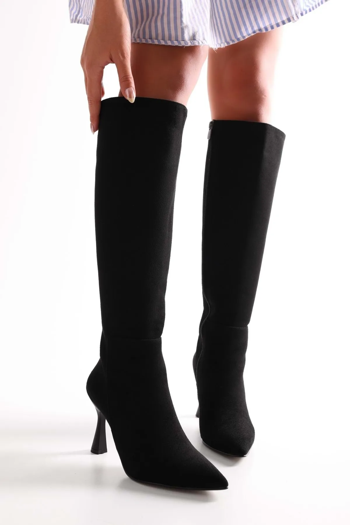 Shoeberry  Damen-Stiefel Asez aus schwarzem Wildleder mit Absatz. Schwarzes Wildleder