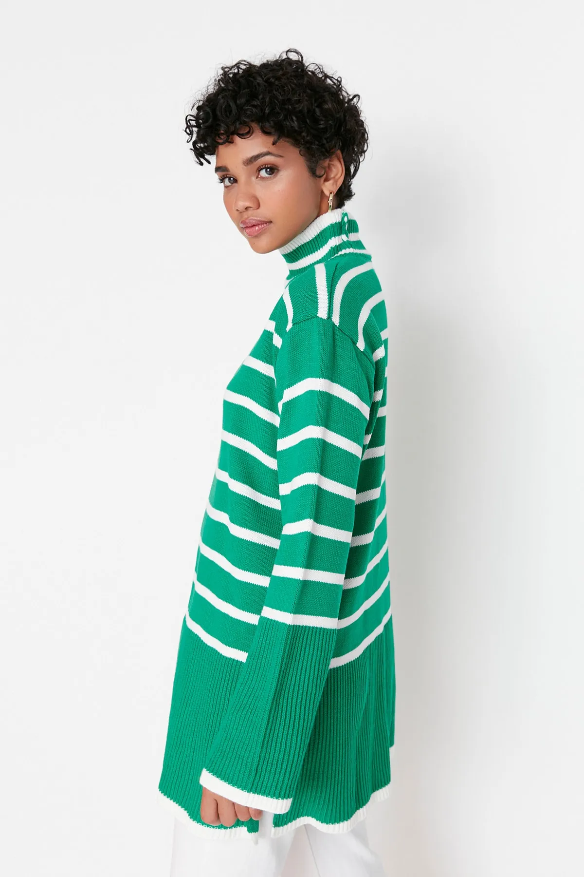 Trendyol Modest  Grün gestreifter Strickpullover TCTAW23AK00016