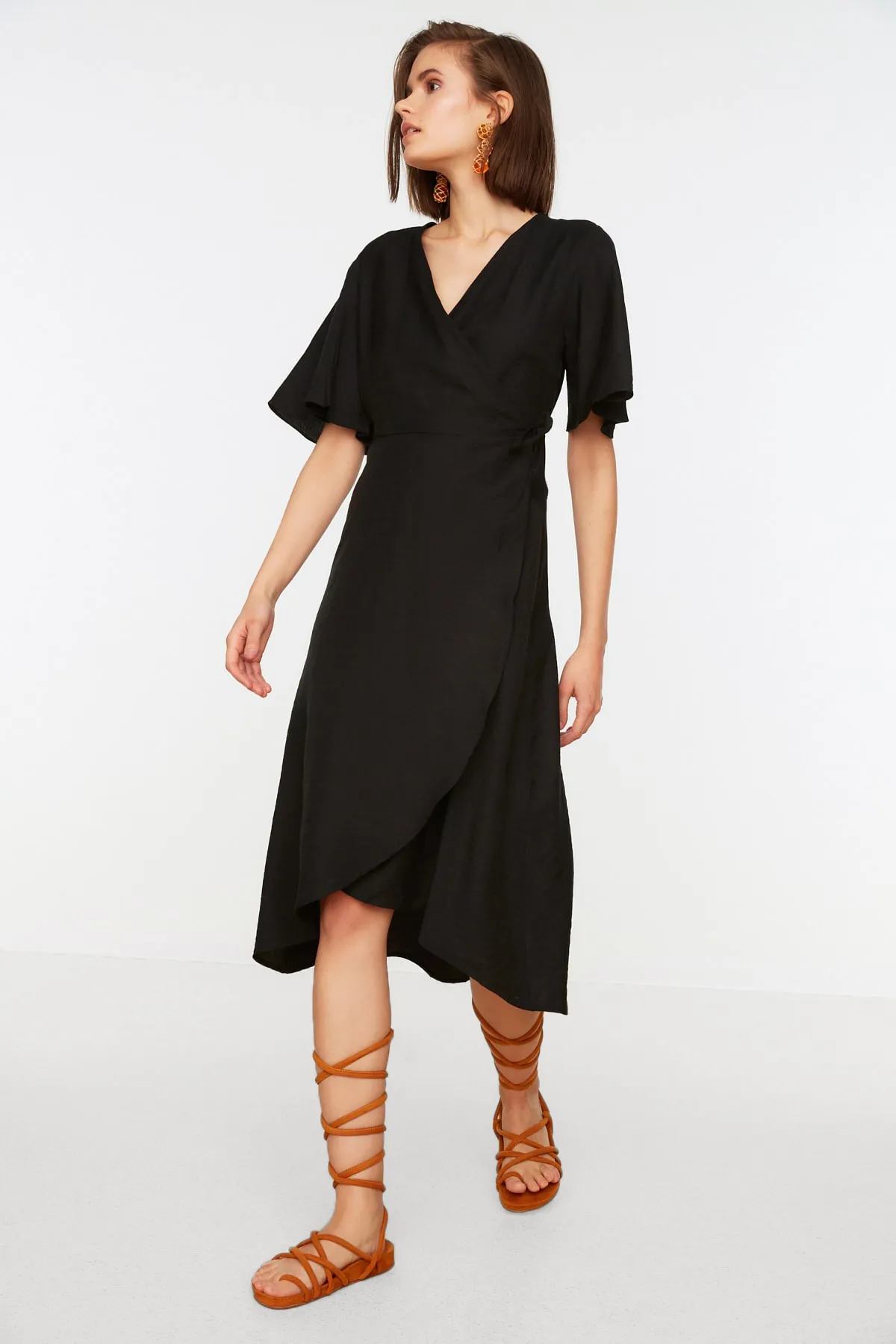 Trendyol Collection  Schwarzes zweireihiges asymmetrisches Midi-Webkleid TWOSS21EL2071