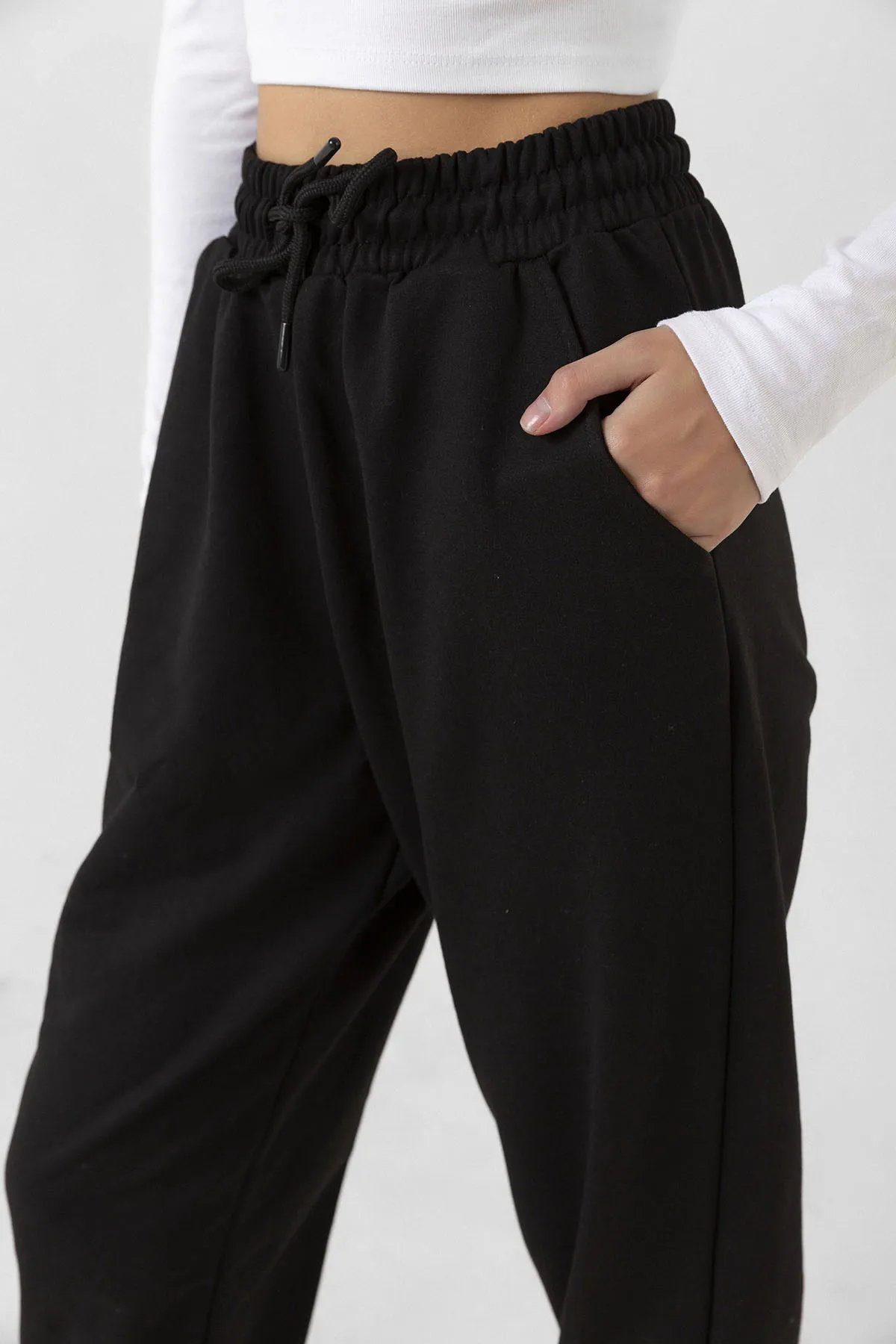 Domoda  Schwarze, schmal geschnittene, saisonale Damen-Jogginghose mit 2 Fäden zum Schnüren