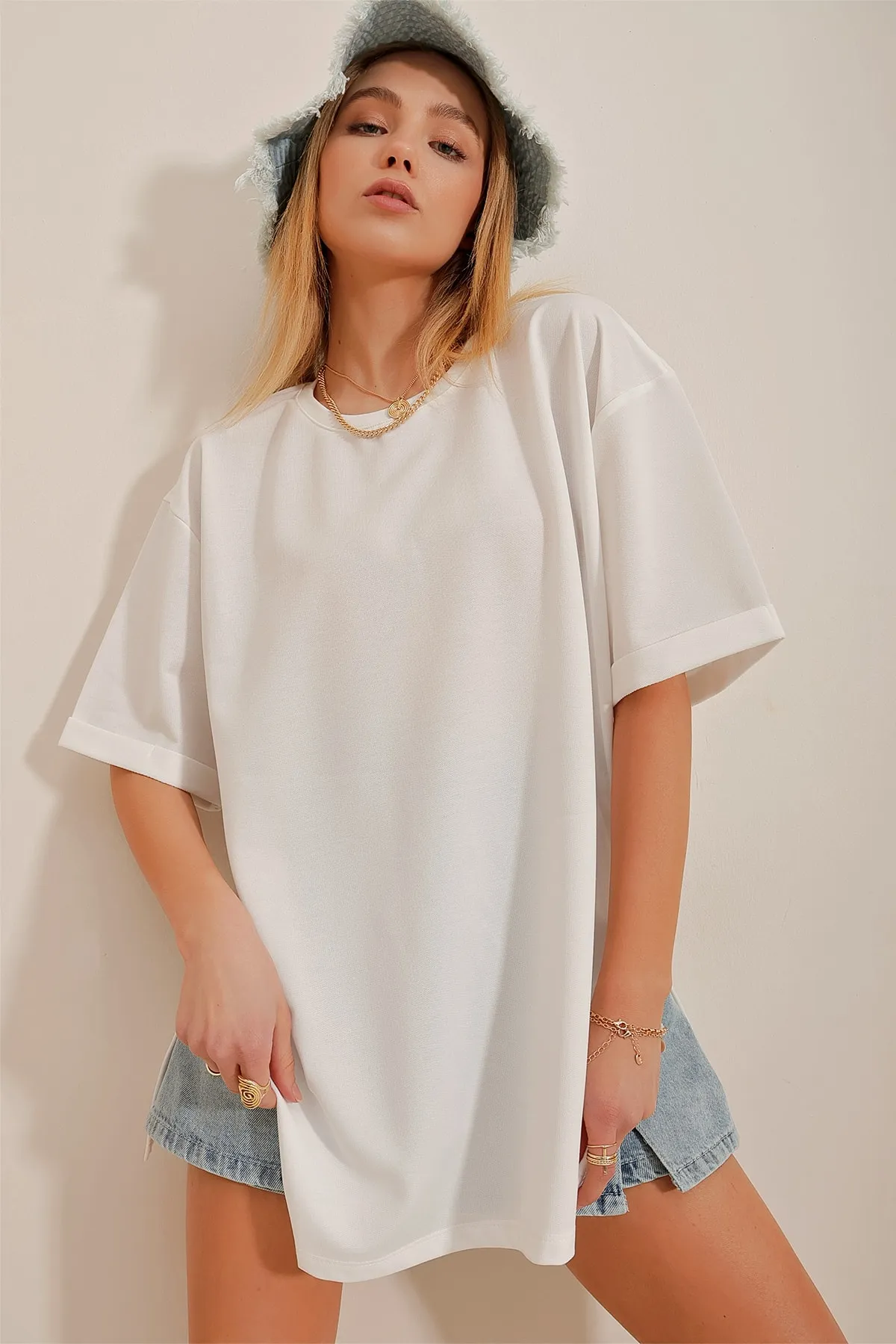 Trend Alaçatı Stili  Weißes Damen-T-Shirt mit Rundhalsausschnitt, doppelten Ärmeln, zwei Fäden und Seitenschlitzen in Übergröße ALC-X7871