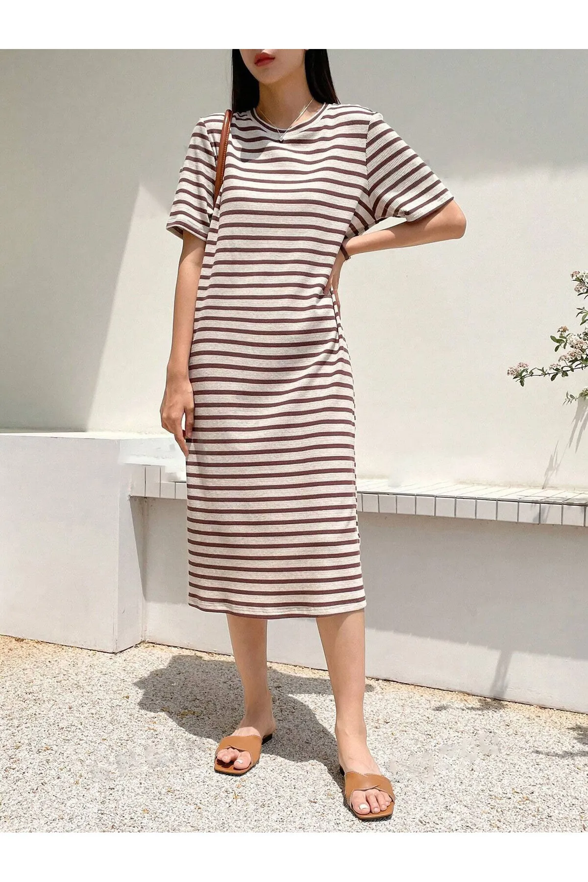 Know  Weißes, zimtfarbenes Seersucker-Kleid mit Streifenmuster