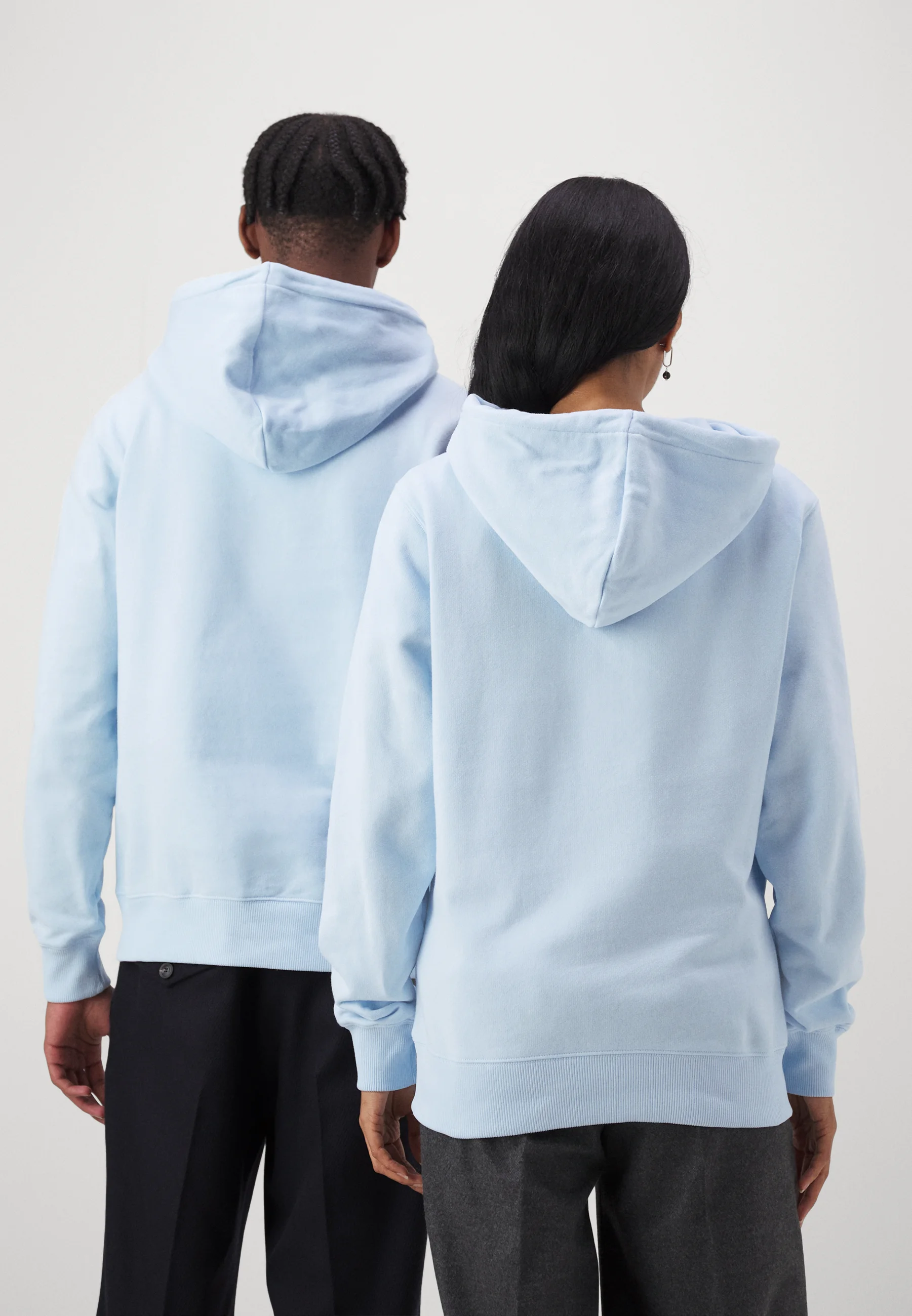 Sudadera con capucha Calvin Klein Jeans Regular con logotipos dispersos, unisex