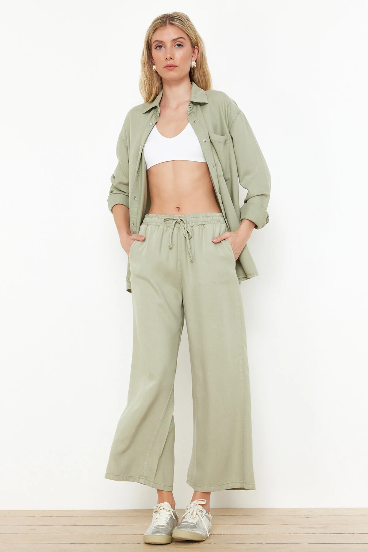 Trendyol Collection  Mintgrüne Culotte-Jeans mit hoher Taille und elastischem Bund, 100 % Tencel™ TWOSS24JE00285