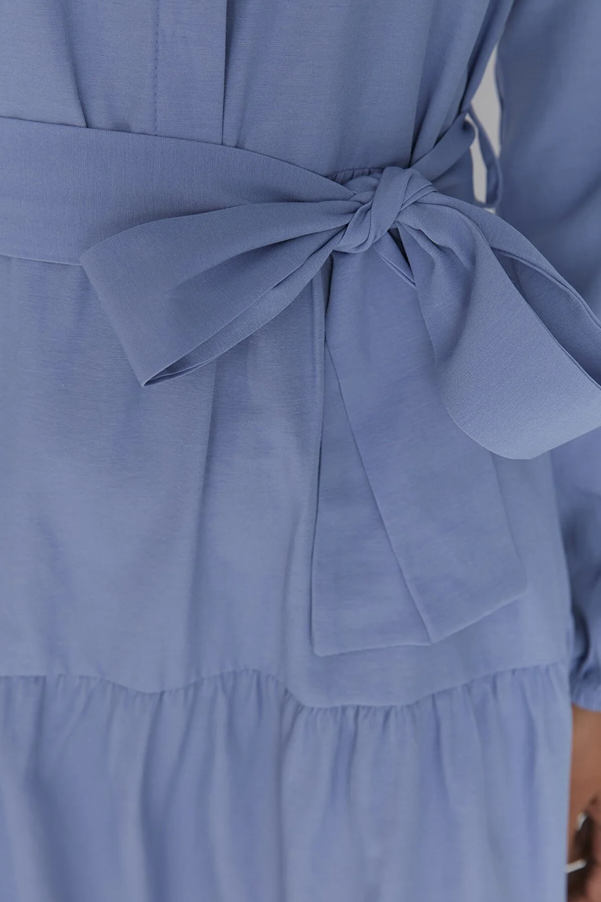 Trendyol Modest  Lila gewebtes Kleid mit Gürtel, Chefkragen und Knopfdetail TCTSS21EL3343