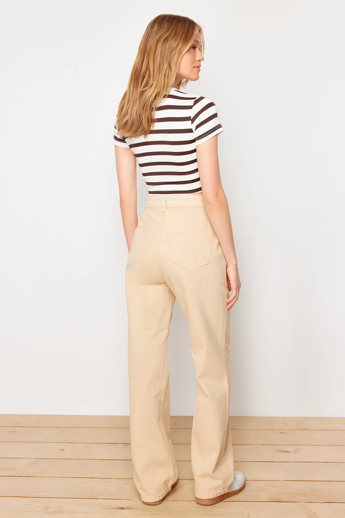 Trendyol Collection  Kamelfarbene Jeans mit hoher Taille und weitem Bein im 90er-Stil TWOAW22JE0595
