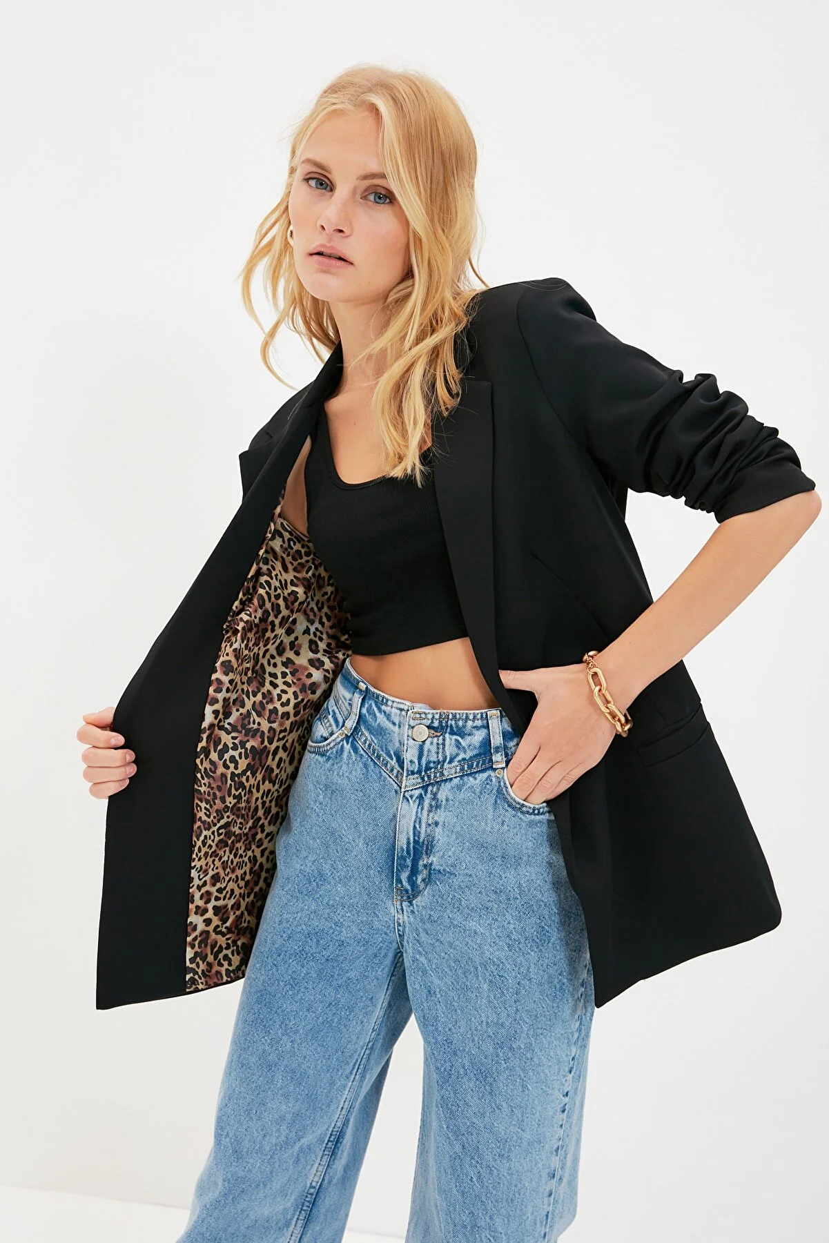Trendyol Collection  Schwarze Blazerjacke mit normalem Futter und detailliertem Webmuster TWOAW20CE0316
