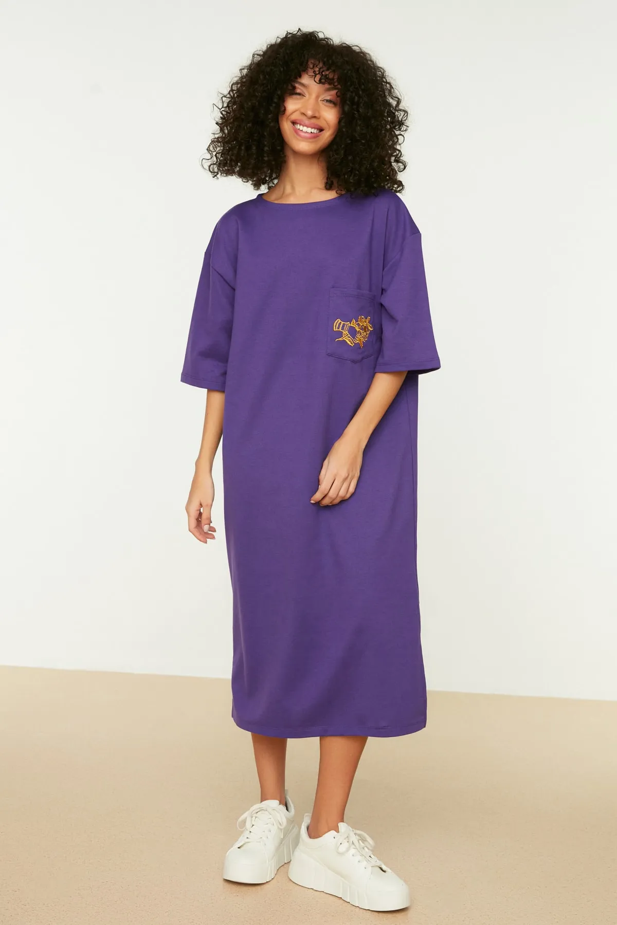Trendyol Collection  Lila besticktes Midi-Strickkleid mit Rundhalsausschnitt und entspanntem/legerem Schnitt TWOSS21EL0175