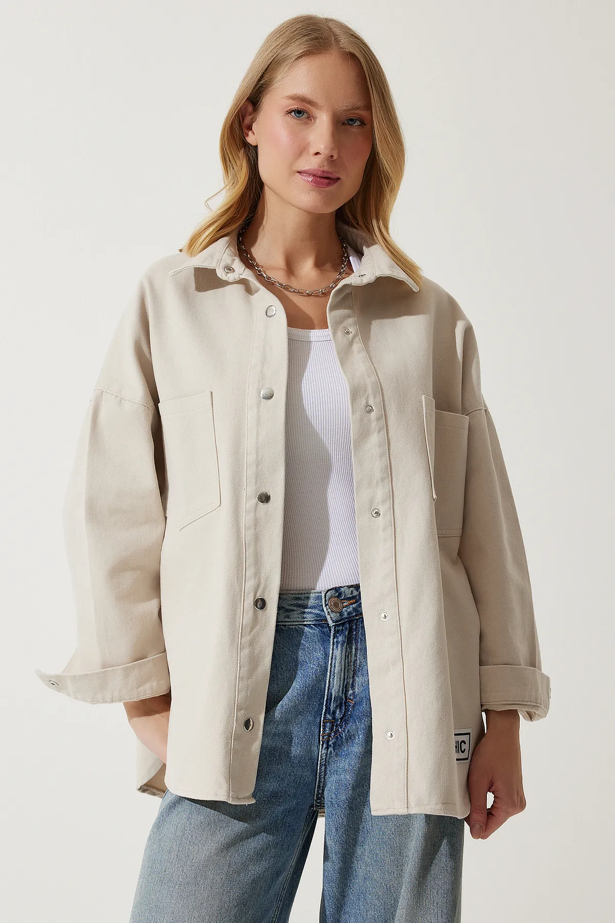 Happiness İstanbul  Cremefarbene Oversize-Gabardine-Jacke für Damen mit Taschen RV00176