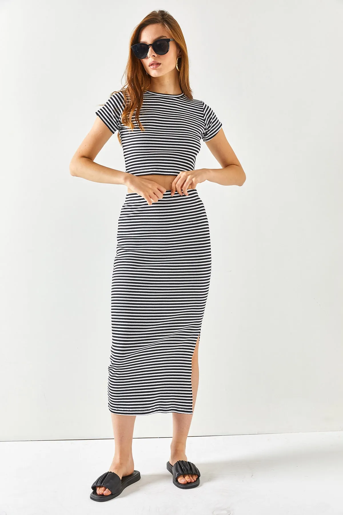 Olalook  Damen gestreifter schwarzer kurzärmliger Lycra-Anzug mit Schlitzrock TKM-19000194