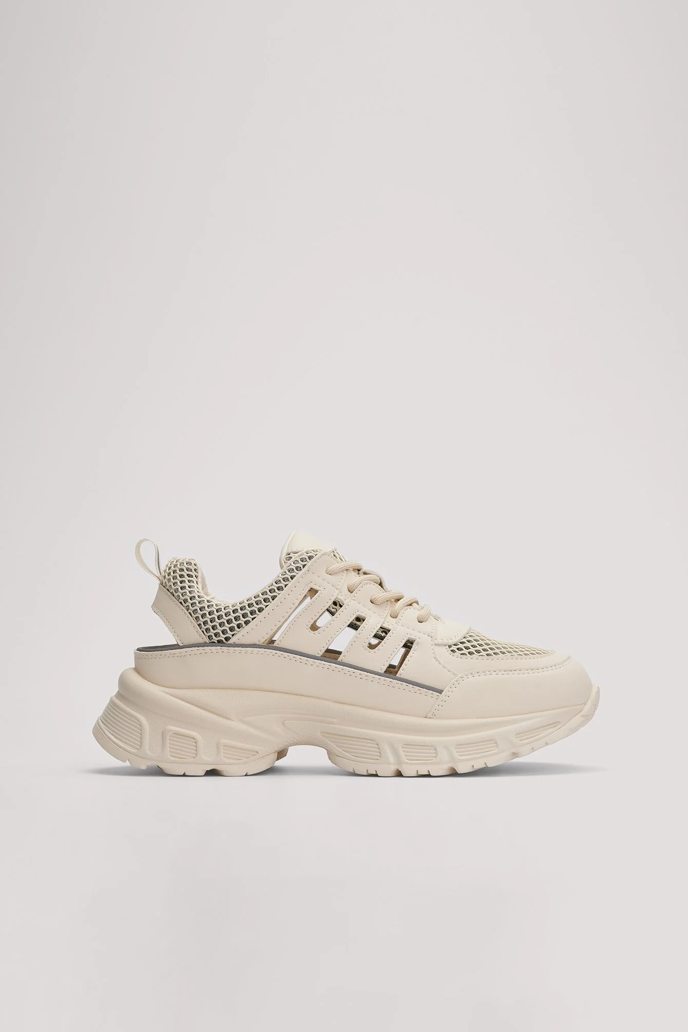 Sportliche Turnschuhe mit Cut-Outs