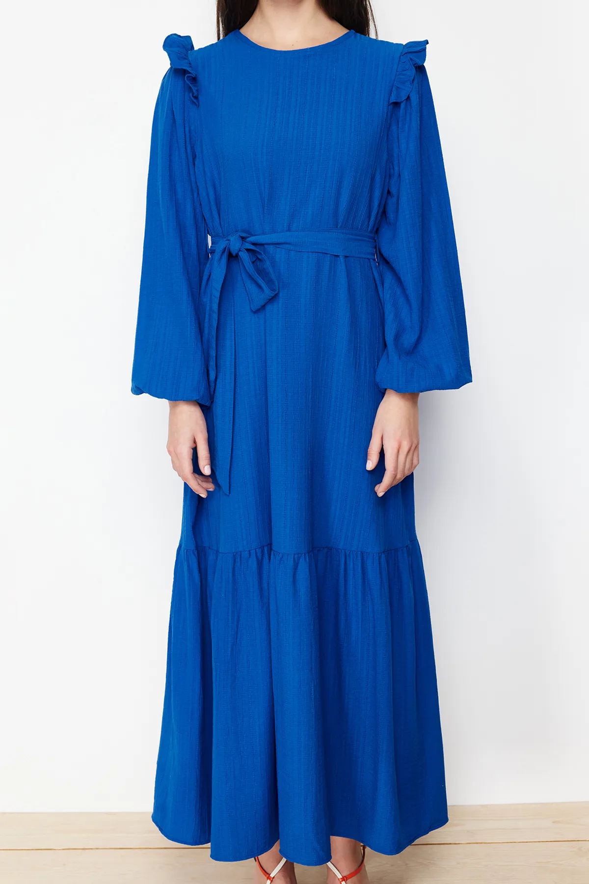 Trendyol Modest  Blauer Rüschenrock mit Gürtel und Volants, gefüttertem Viskose-Mischgewebe-Kleid TCTSS23EB00290