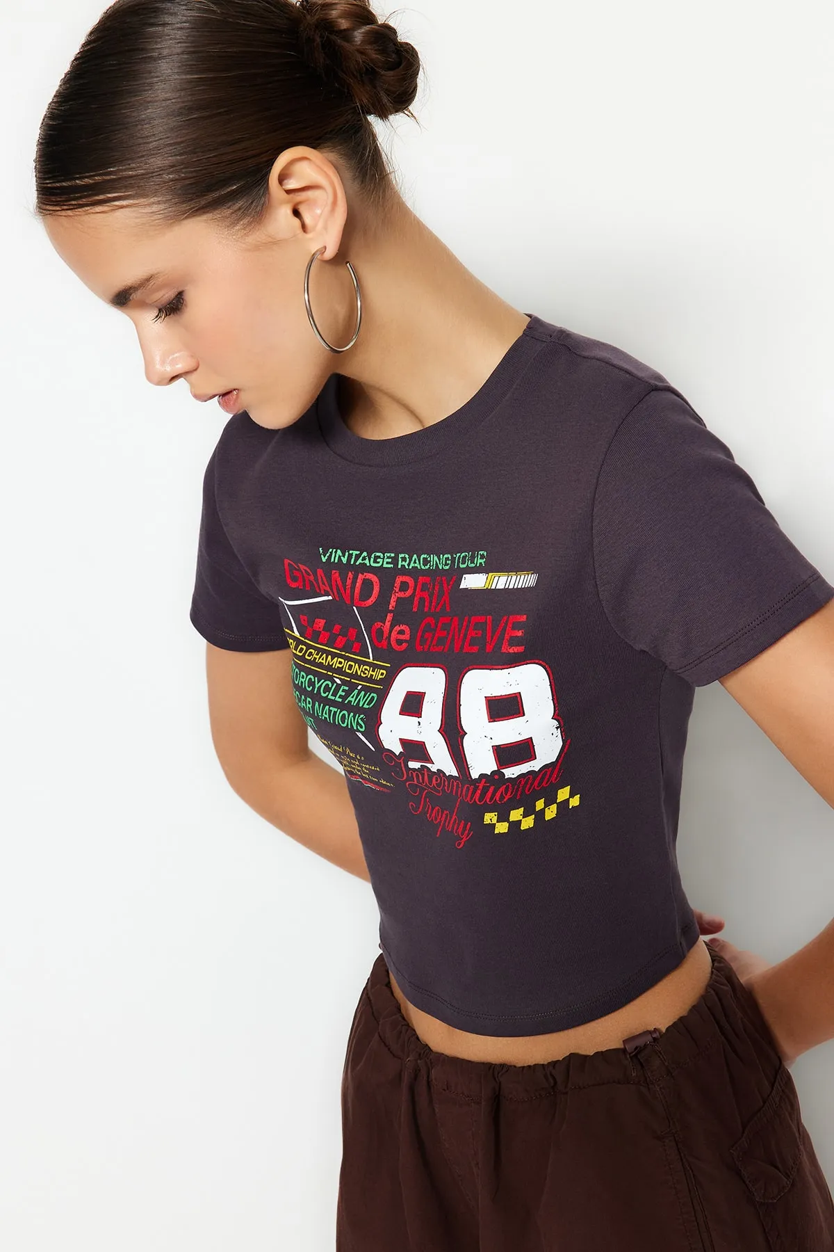 Trendyol Collection  Anthrazitfarbenes, figurbetontes, kurzes Strick-T-Shirt aus 100 % Baumwolle mit Slogan-Aufdruck TWOSS23TS00319