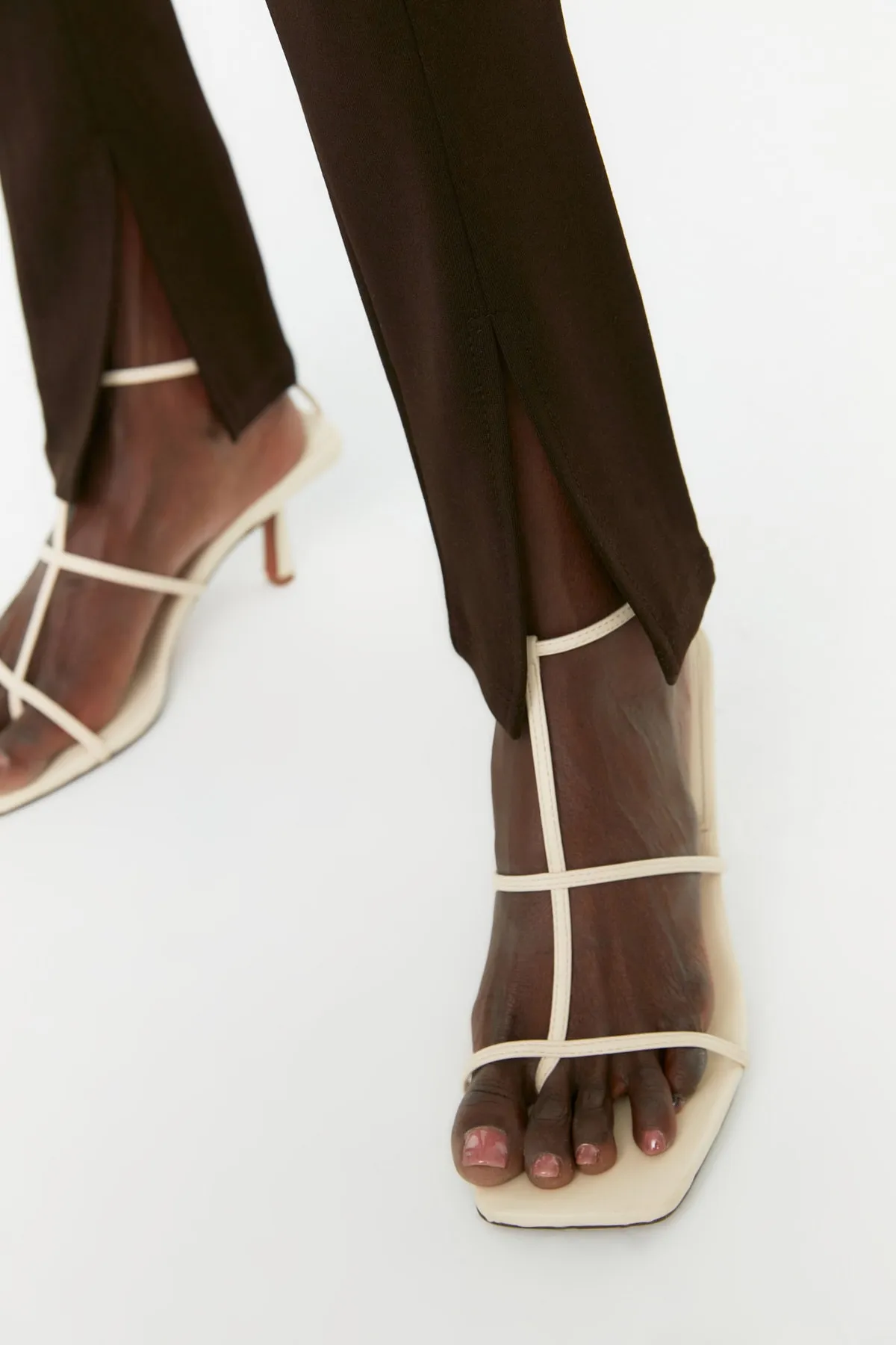 Trendyol Collection  Braune Interlock-Strick-Leggings mit hoher Taille und geschlitzten Beinen TWOAW21PL0263