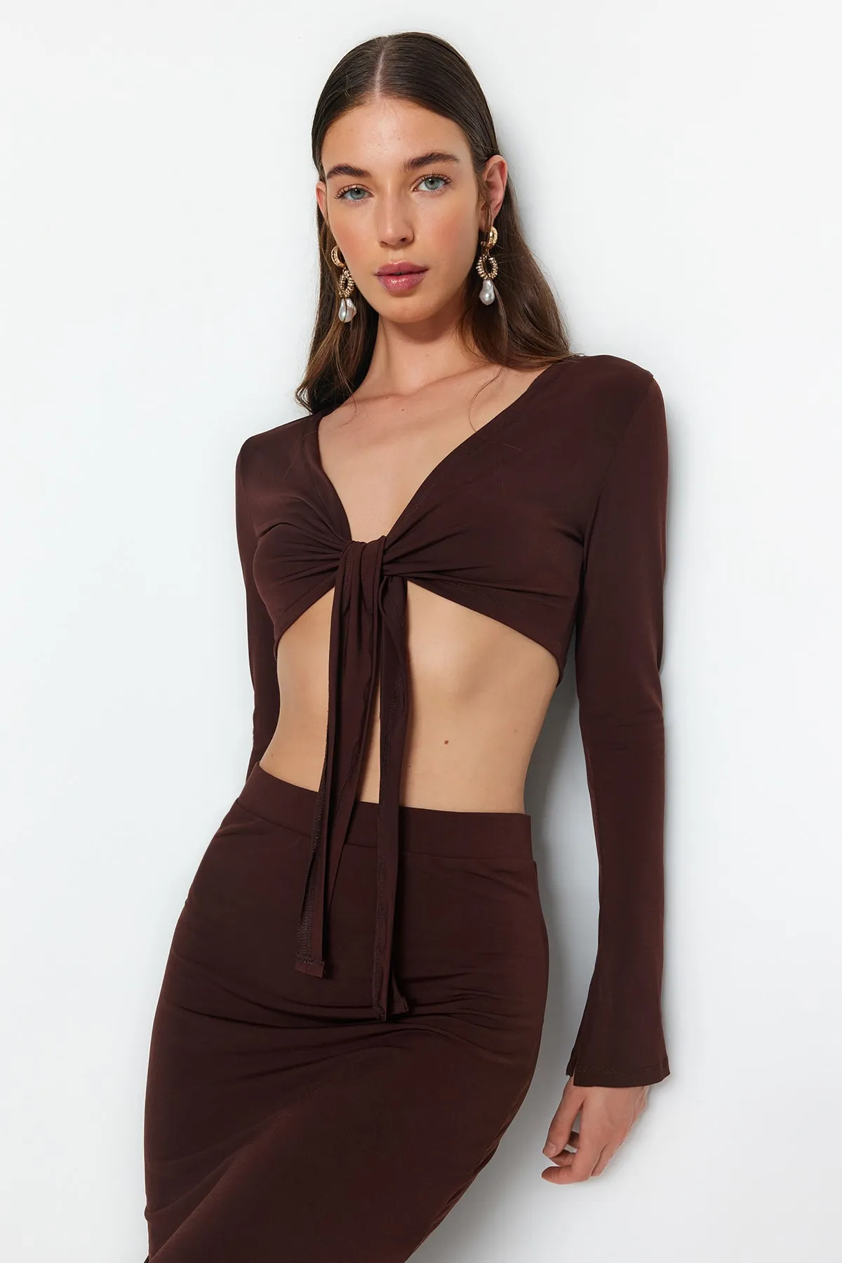 Trendyol Collection  Dunkelbraunes Super-Crop- und Midi-Set aus flexiblem Strickoberteil und -unterteil mit Krawattendetails TWOAW24AU00070