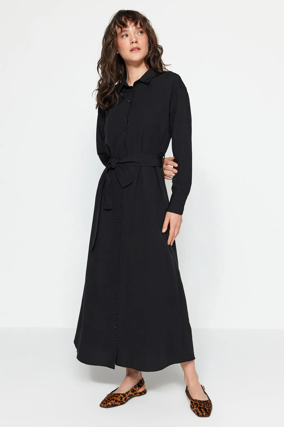 Trendyol Modest  Schwarzes Hemdblusenkleid aus gewebter Baumwolle mit Gürtel und Manschetten TCTSS23EB00072