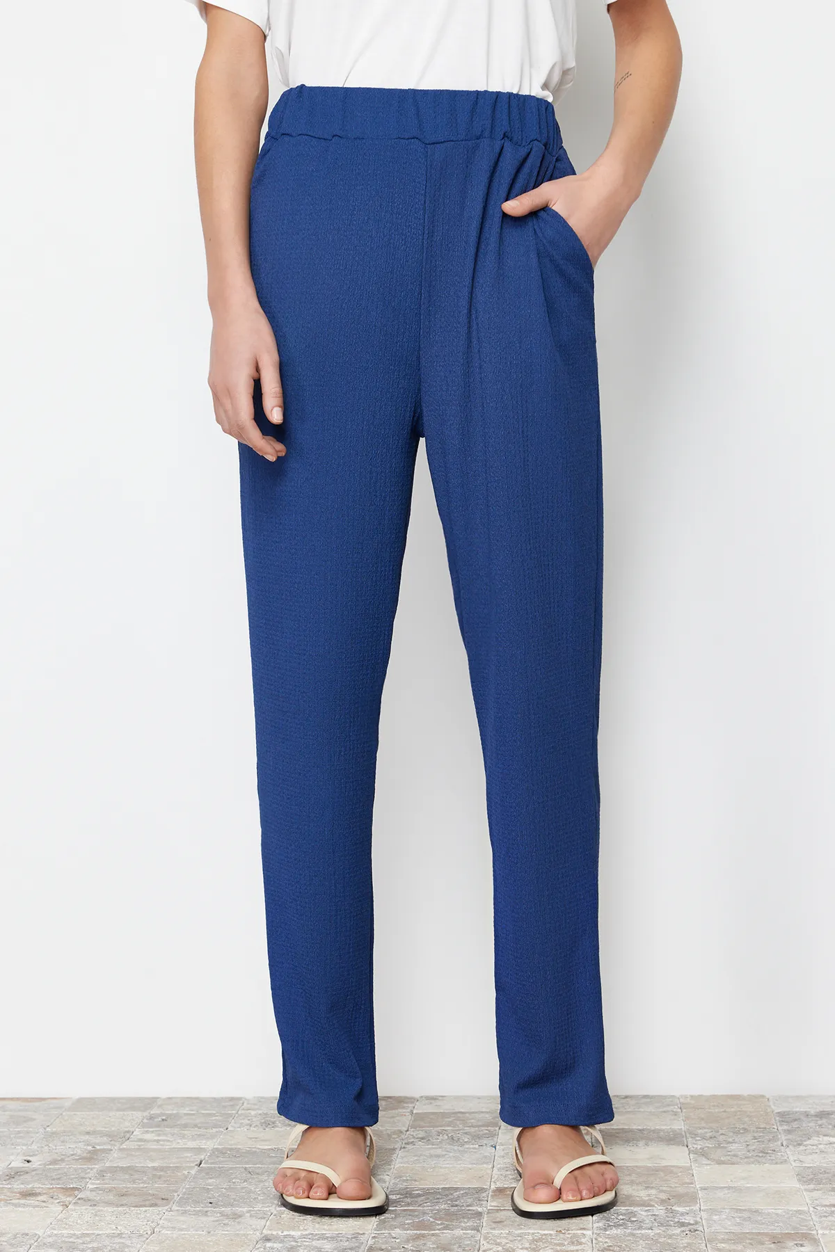Trendyol Modest  Blaues Set aus gestricktem Oberteil und Unterteil in Wickeloptik TCTSS24US00045