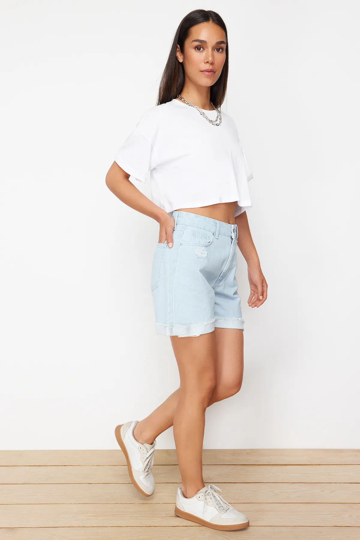 Trendyol Collection  Hellblaue zerrissene Jeansshorts und Bermuda TWOSS24SR00113