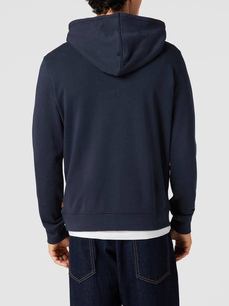 Hoodie mit Label-Detail und Känguru-Tasche Modell 'WETALK' in dunkelblau