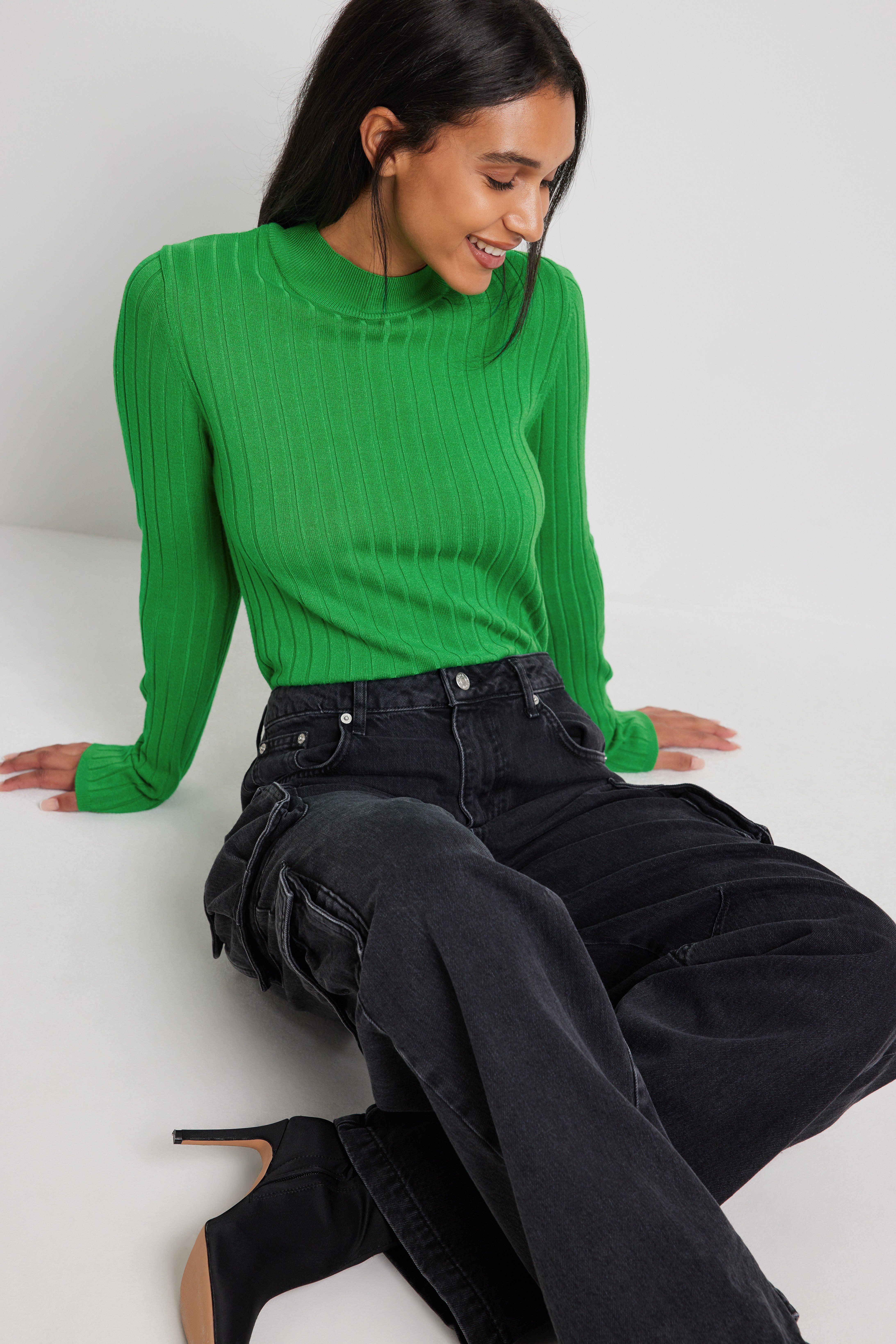 Gerippter Strickpullover mit hohem Ausschnitt