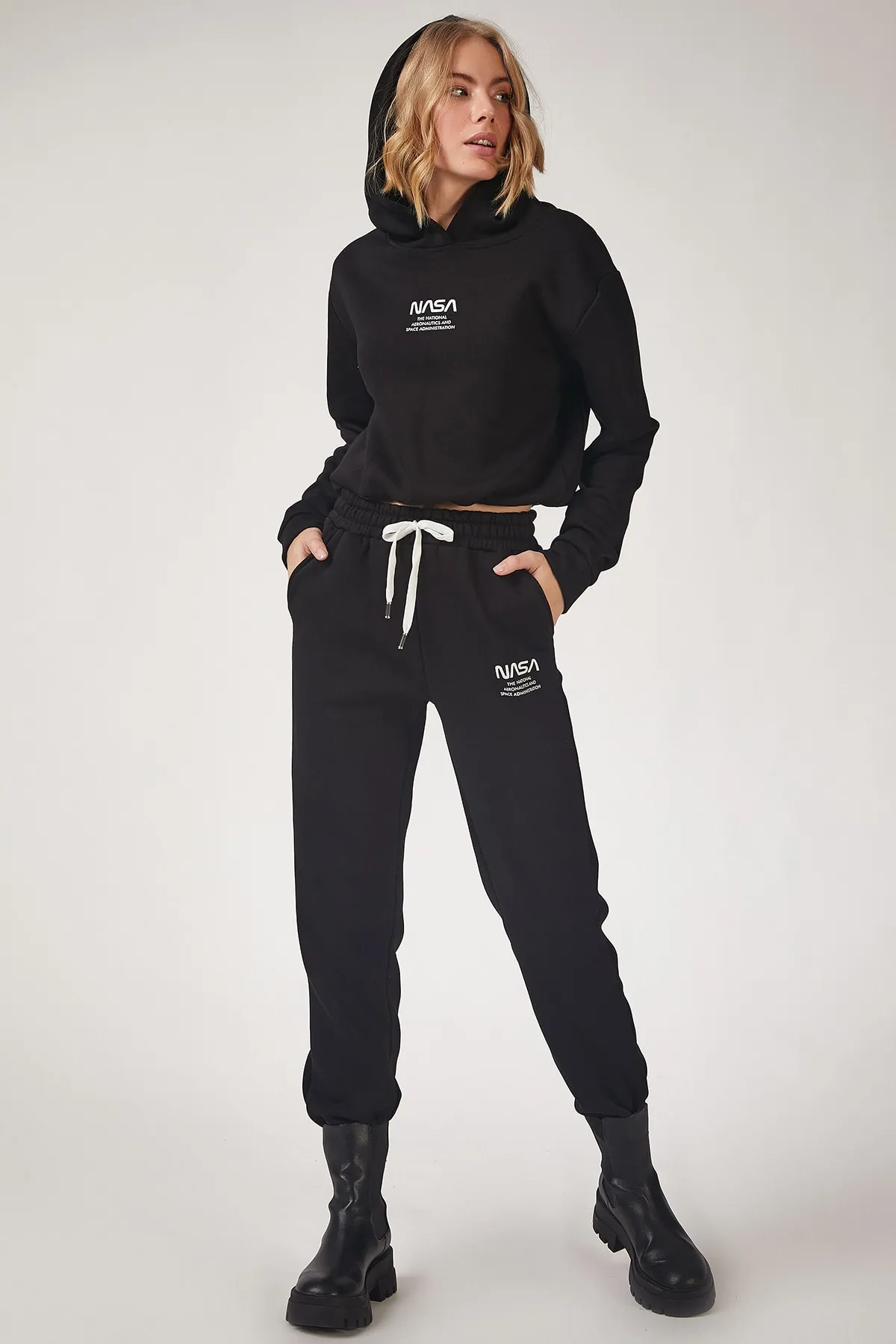 Happiness İstanbul  Schwarzer Fleece-Trainingsanzug mit NASA-Aufdruck für Damen LD00022