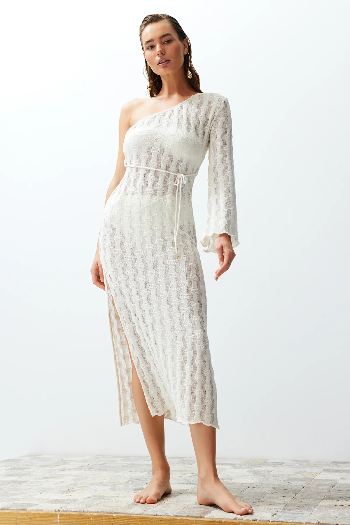 Trendyol Collection  Beigefarbenes One-Shoulder-Strandkleid im Maxi-Strick-Strick-Look mit Gürtel und Gürtel TBESS24EL00025