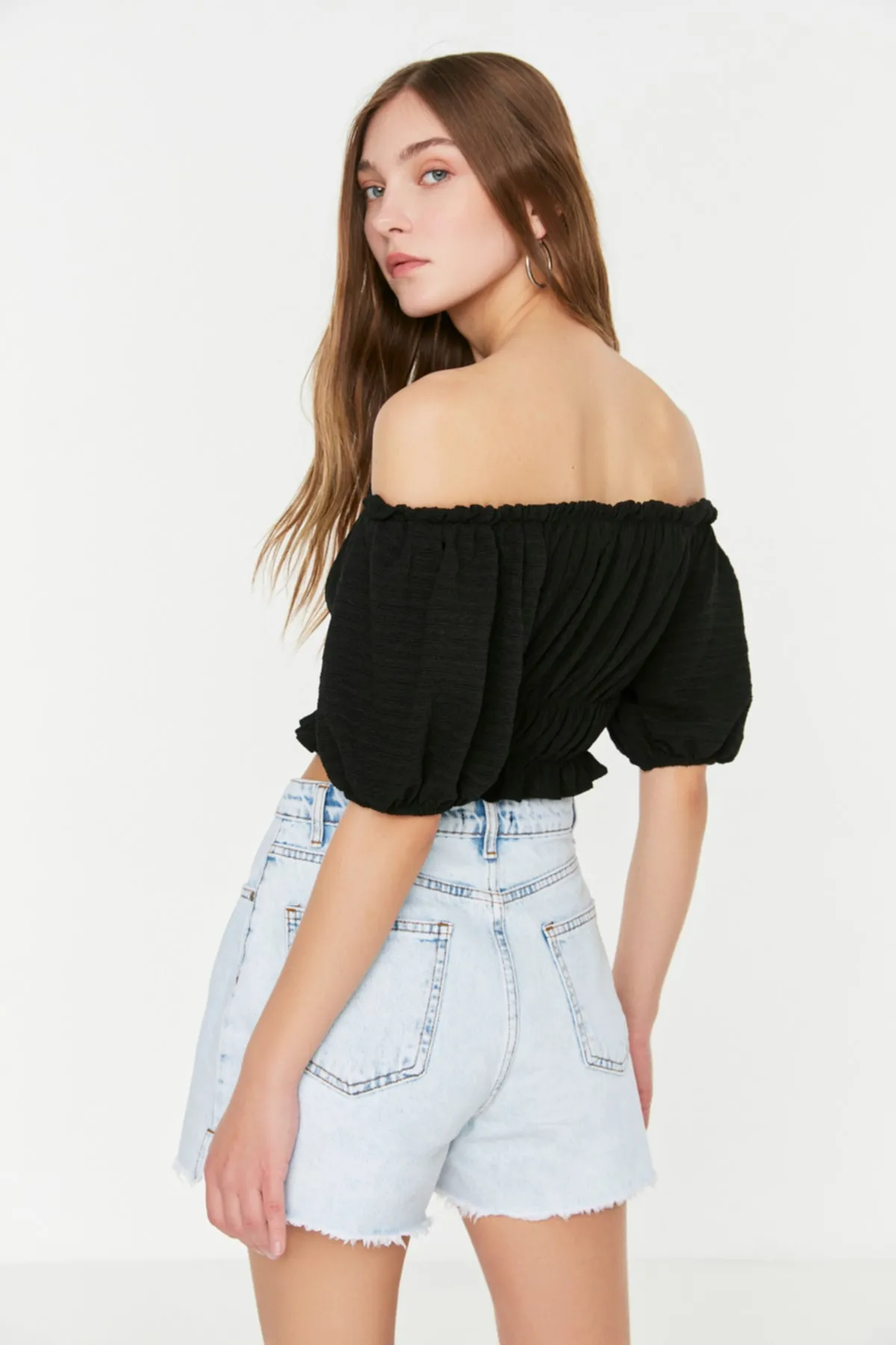 Trendyol Collection  Schwarze, kurz geschnittene Strickbluse mit Carmenkragen TWOSS22BZ1421