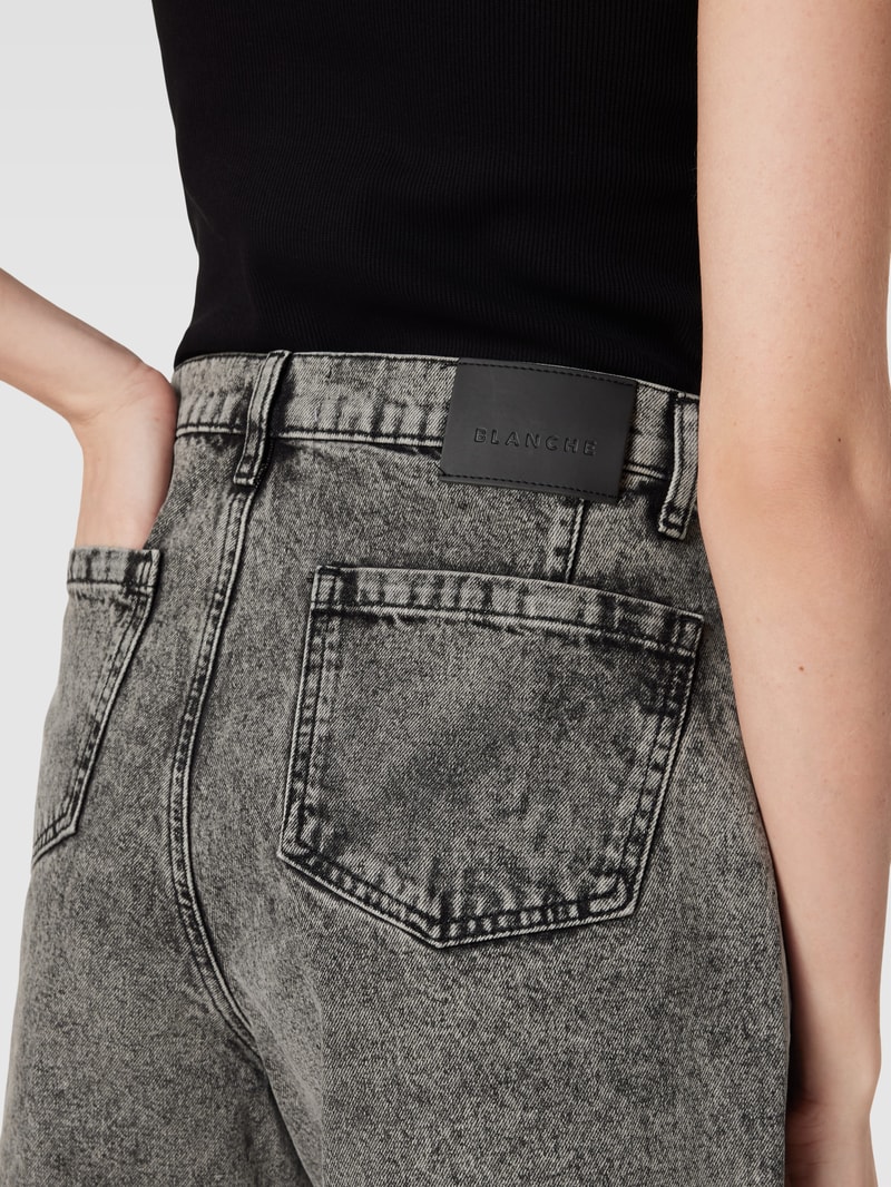 Jeansshorts mit Label-Patch in schwarz