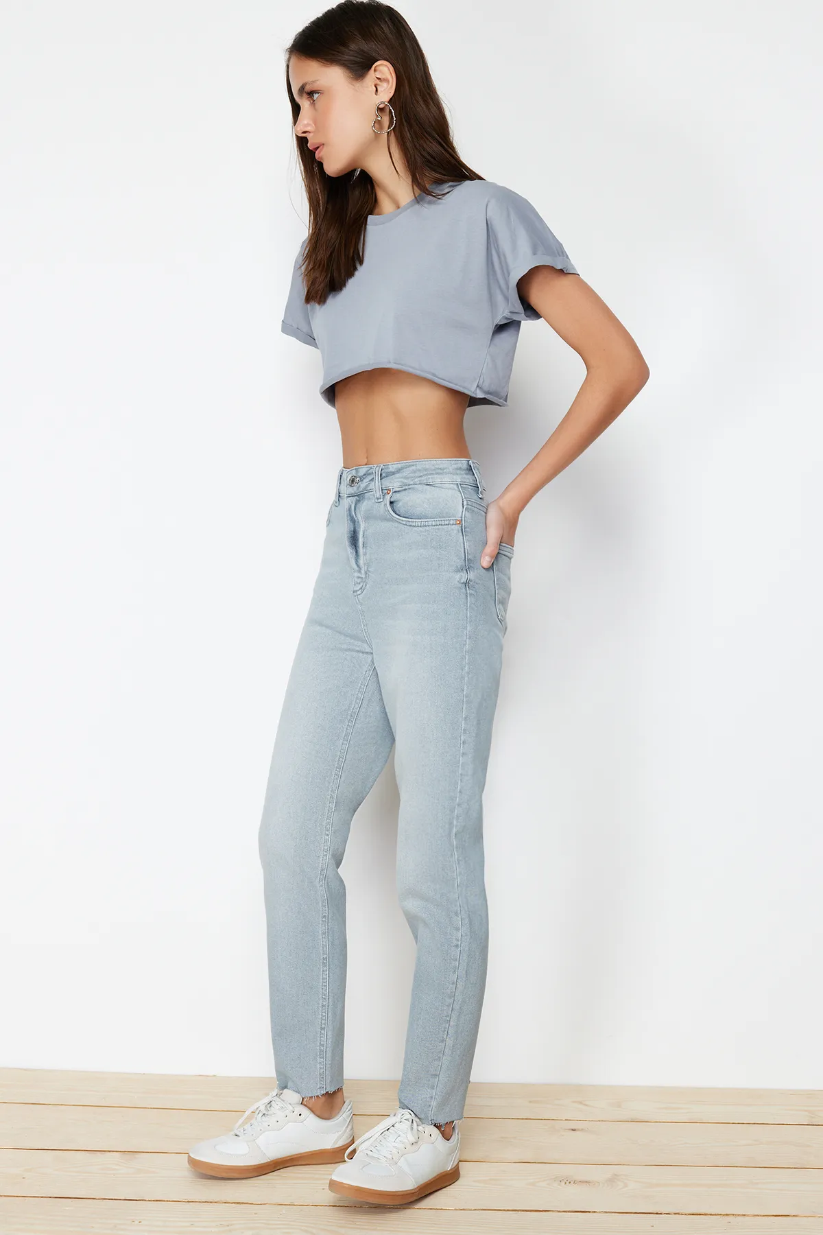 Trendyol Collection  Hellgraue Slim Mom-Jeans mit hoher Taille TWOSS23JE00094