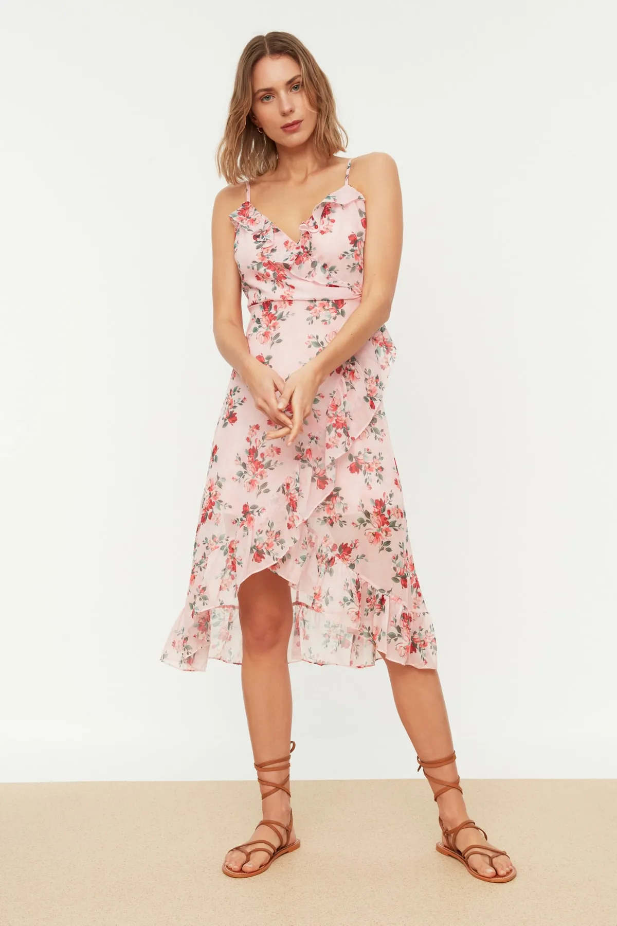 Trendyol Collection  Puderfarbenes, zweireihiges, gerüschtes, detailliertes Träger-Midi-Kleid mit Chiffon-Futter und Webstoff TWOSS19EL0375