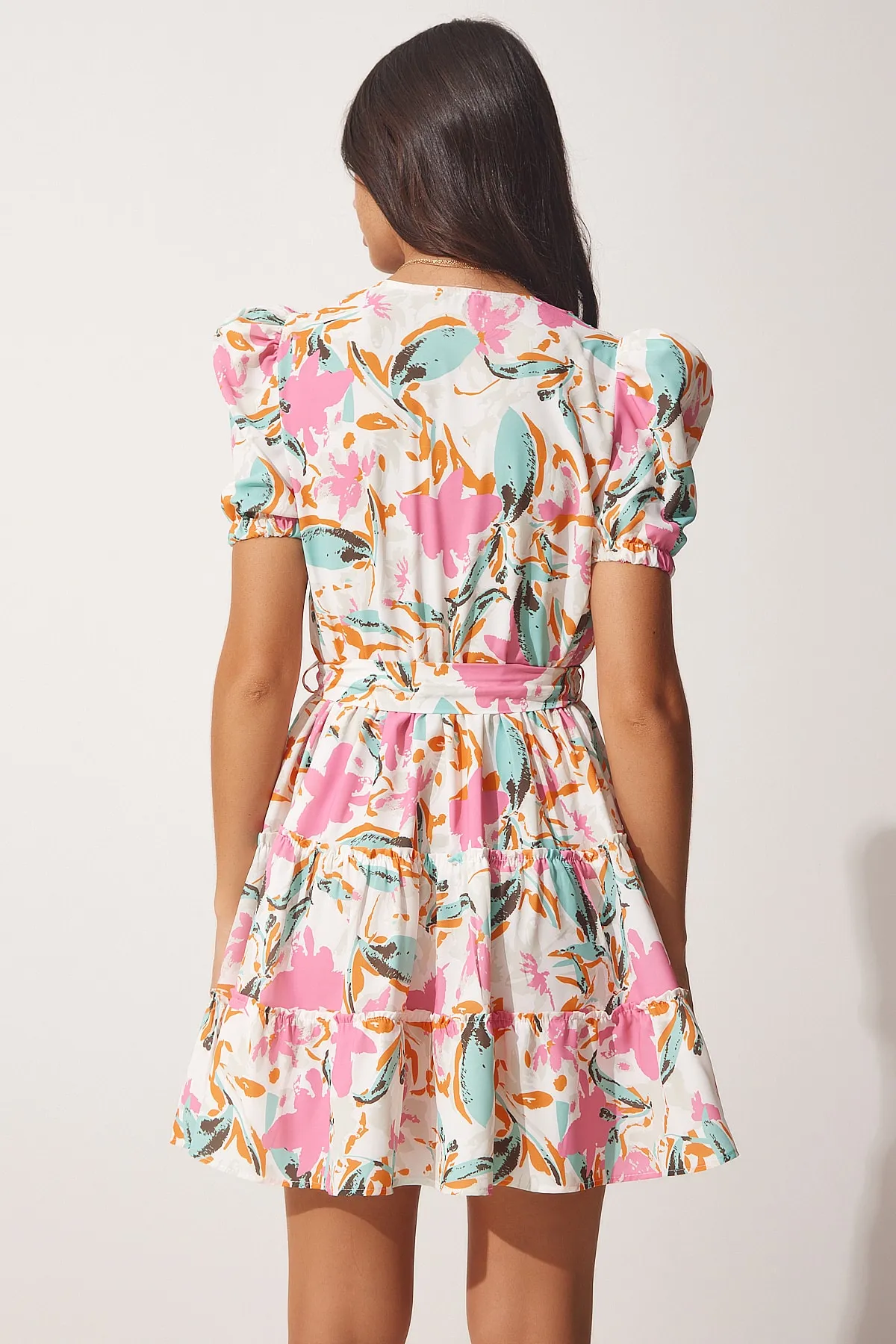 Happiness İstanbul  Cremefarbenes, rosa gemustertes Sommer-Minikleid mit Wickelkragen für Damen RV00113