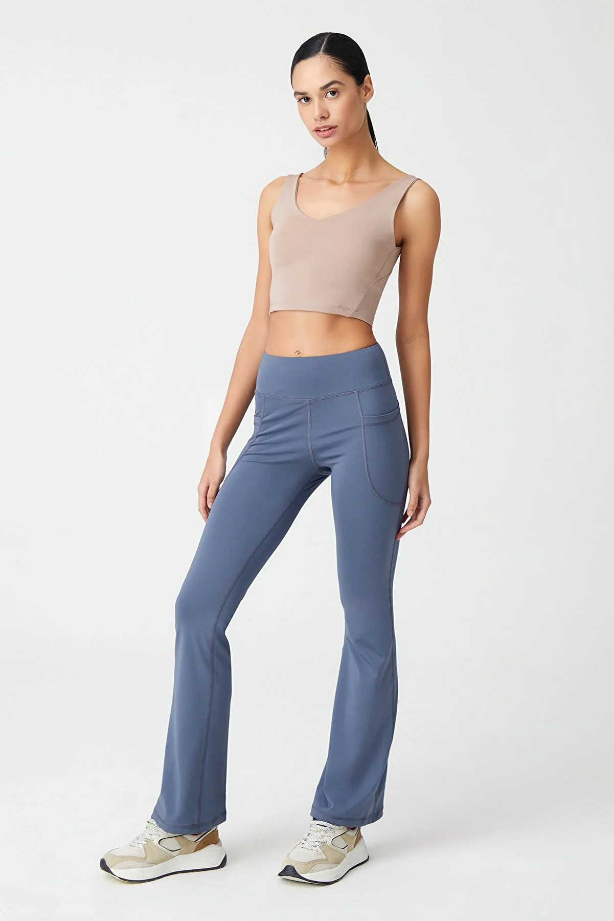 LOS OJOS  Anthrazitfarbene, glättende Bootcut-Strumpfhose mit hoher Taille und ausgestelltem Bein und doppelter Tasche