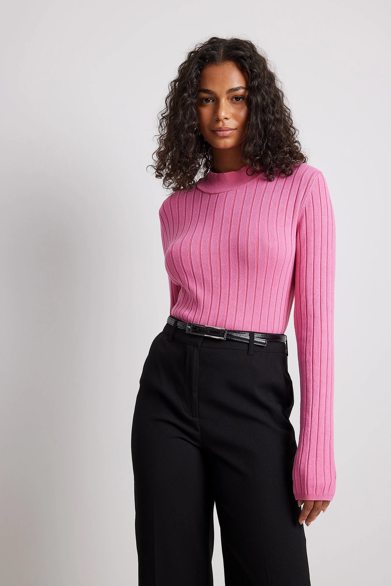 Gerippter Strickpullover mit hohem Ausschnitt