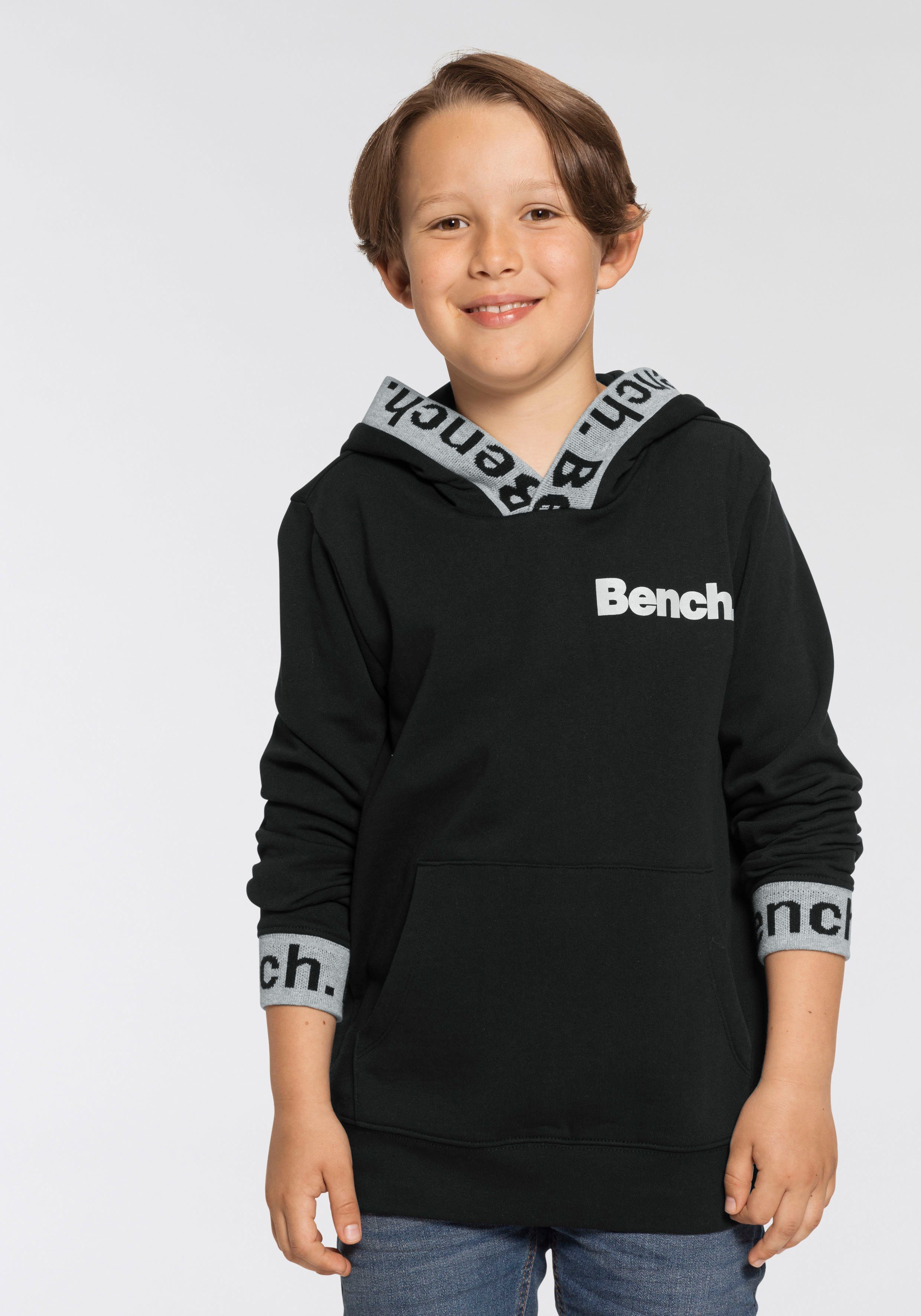Bench. Kapuzensweatshirt mit reflektierenden Drucken