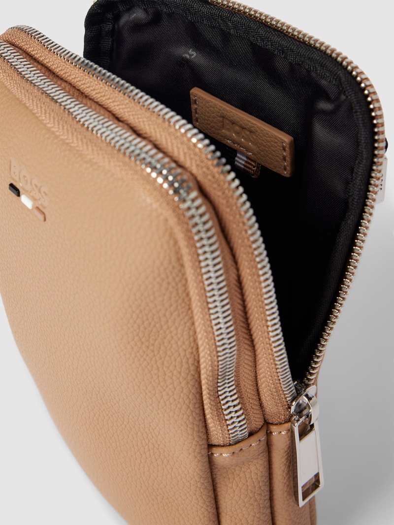Umhängetasche mit Label-Details Modell 'Ray' in beige