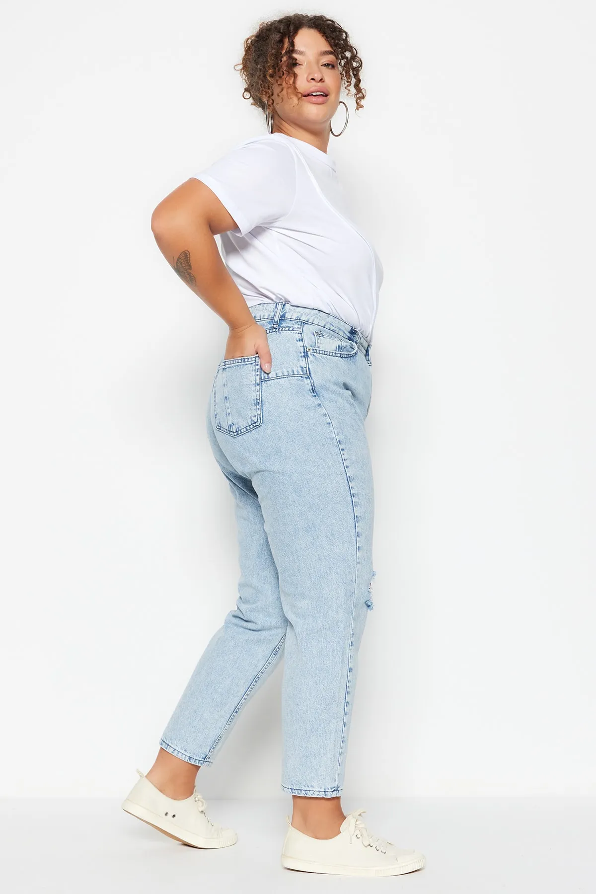 Trendyol Curve  Hellblaue Mom-Fit-Jeans mit hoher Taille und detailliertem Destroyed-Effekt TBBSS23CJ00019