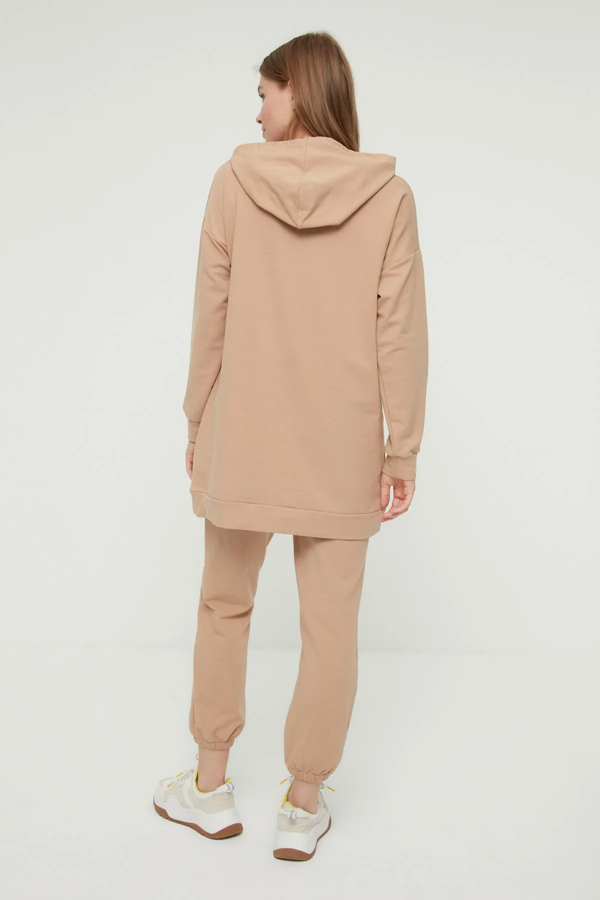 Trendyol Modest  Beigefarbener Strick-Trainingsanzug mit Kapuze und Kängurutasche und Stickerei TCTSS21EM0085