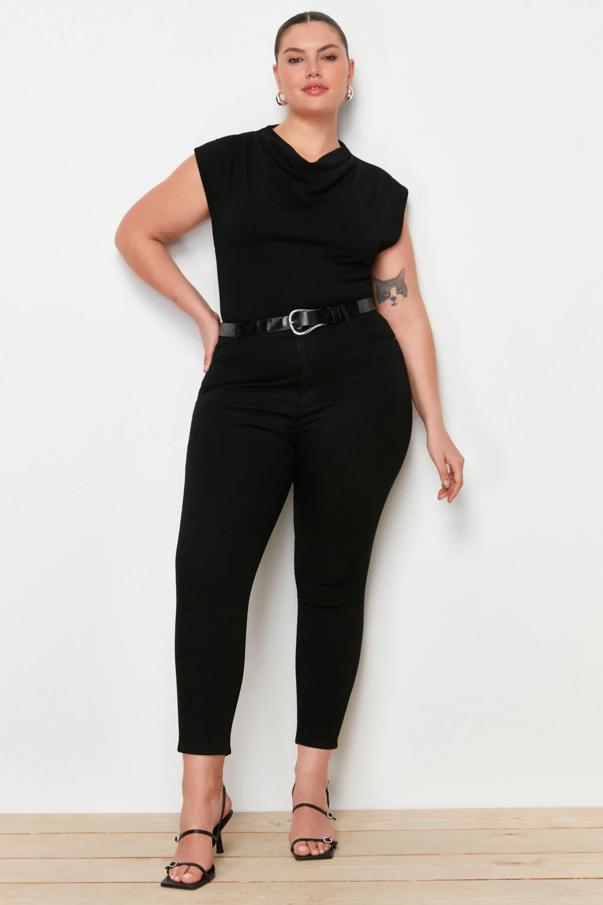Trendyol Curve  Schwarze, lichtechte, flexible Skinny-Jeans mit hoher Taille TBBAW23CJ00061