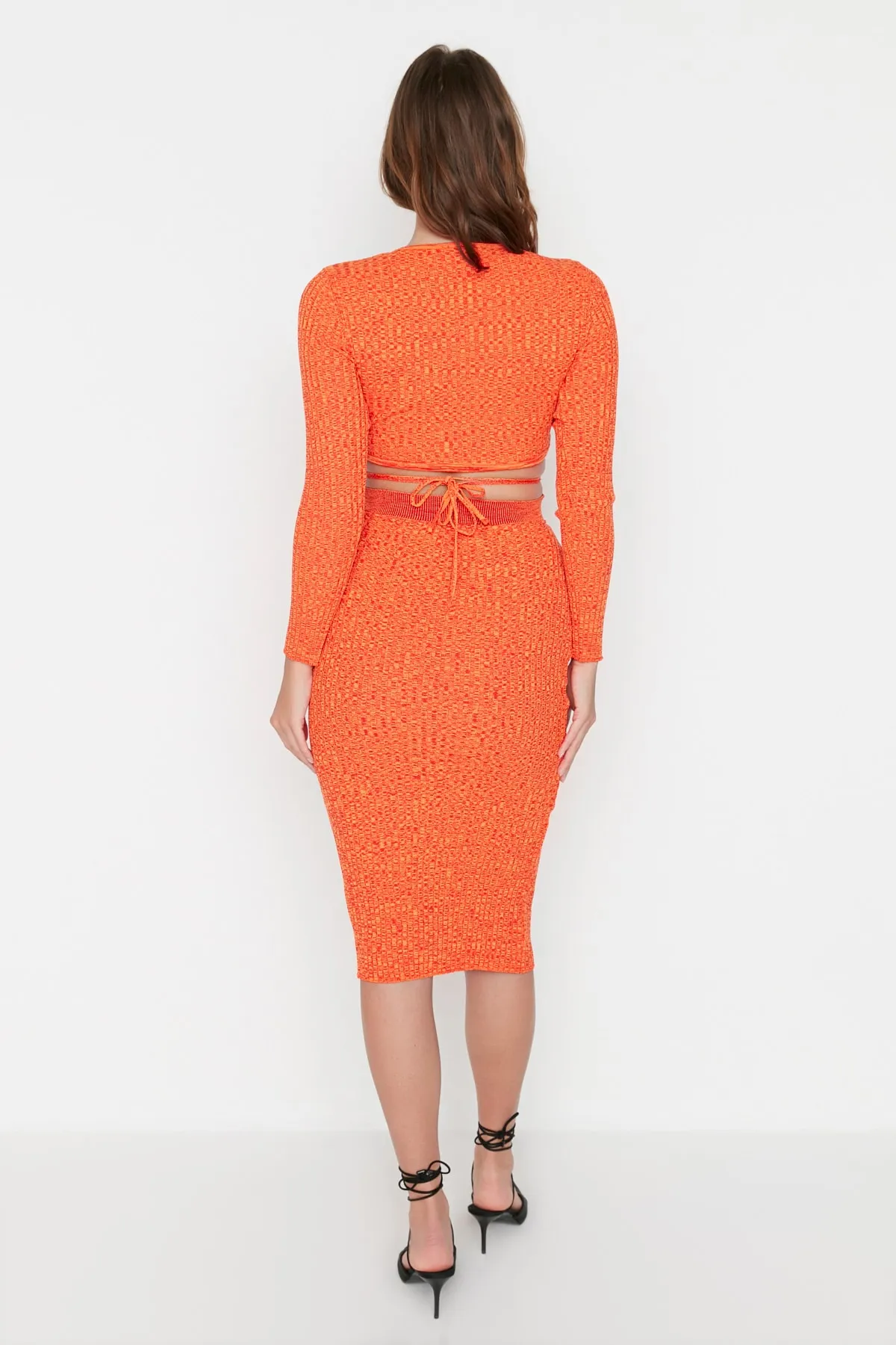 Trendyol Collection  Oranges Super Crop Strickoberteil und -unterteil-Set mit Krawatte und Rock TWOAW22EL0543
