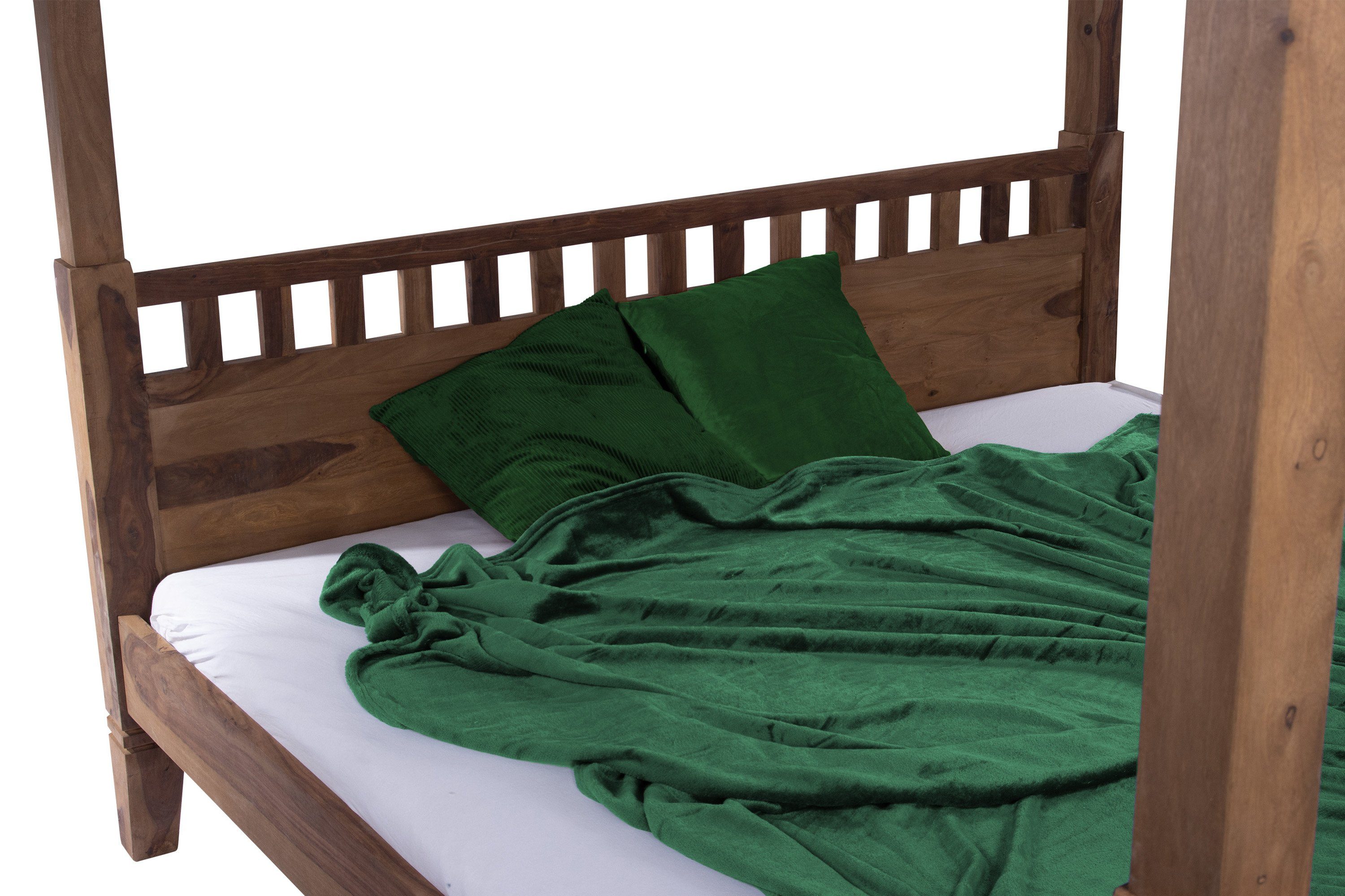 Junado® Himmelbett Zoe, Akazienholz, verschiedene Größen, mit hellem Stoffvorhang