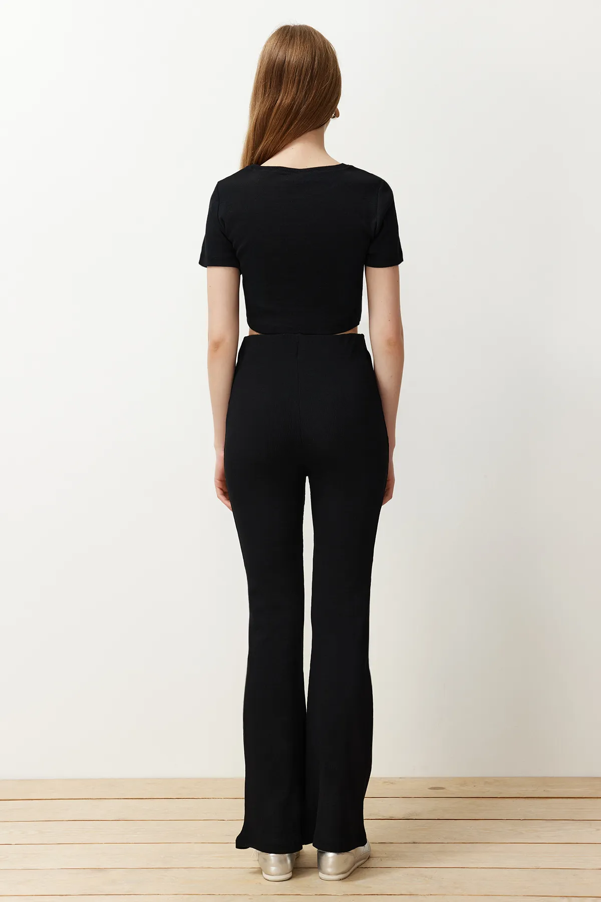 Trendyol Collection  Schwarzes, kurzes Set aus gerippter, dehnbarer Strickbluse und Hose mit Rundhalsausschnitt, Oberteil und Unterteil TWOSS21AU0160