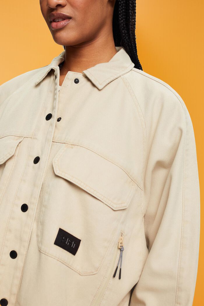 Leichte Shacket mit recycelter Wattierung