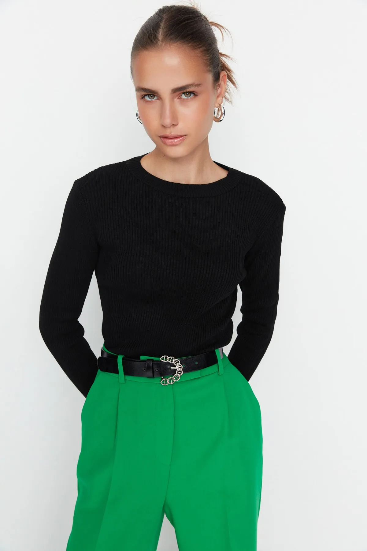 Trendyol Collection  Schwarzer Basic-Pullover aus schnurgebundenem Strick TWOAW22KZ1708