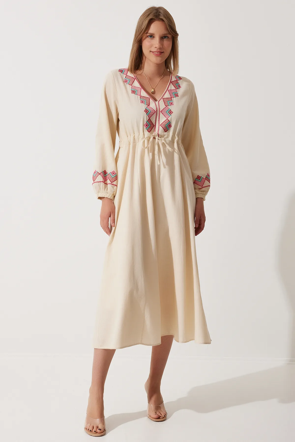 Happiness İstanbul  Cremefarbenes, übergroßes Leinenkleid mit Stickereidetails für Damen, RG00027
